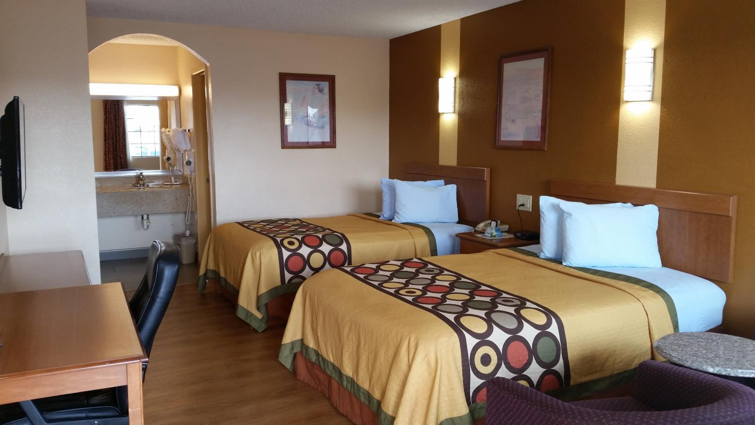 Queen Room with Two Queen Beds - Non-Smoking - Photo 4