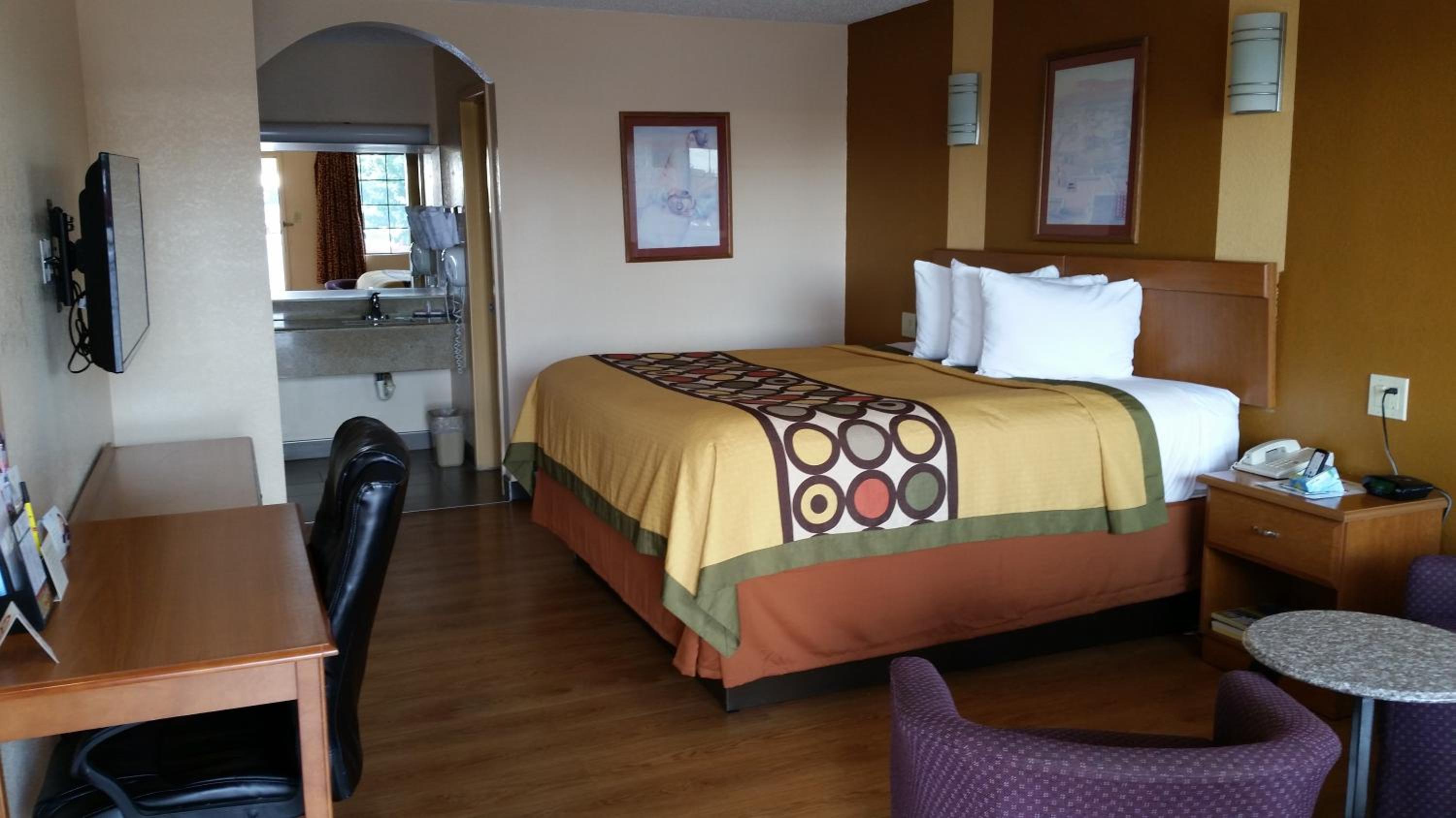 King Room - Non-Smoking - Photo 8