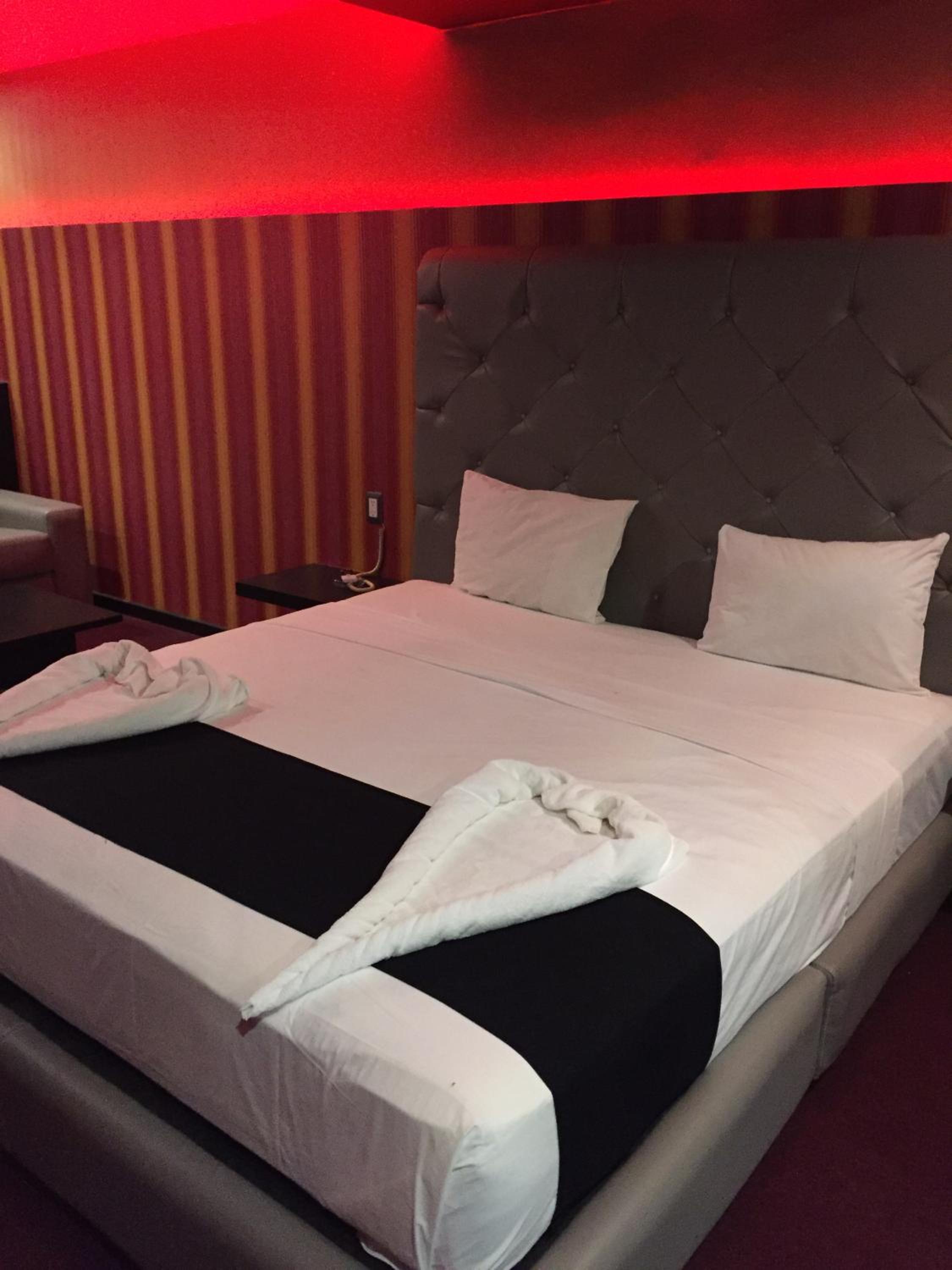 Deluxe King Room - Photo 3
