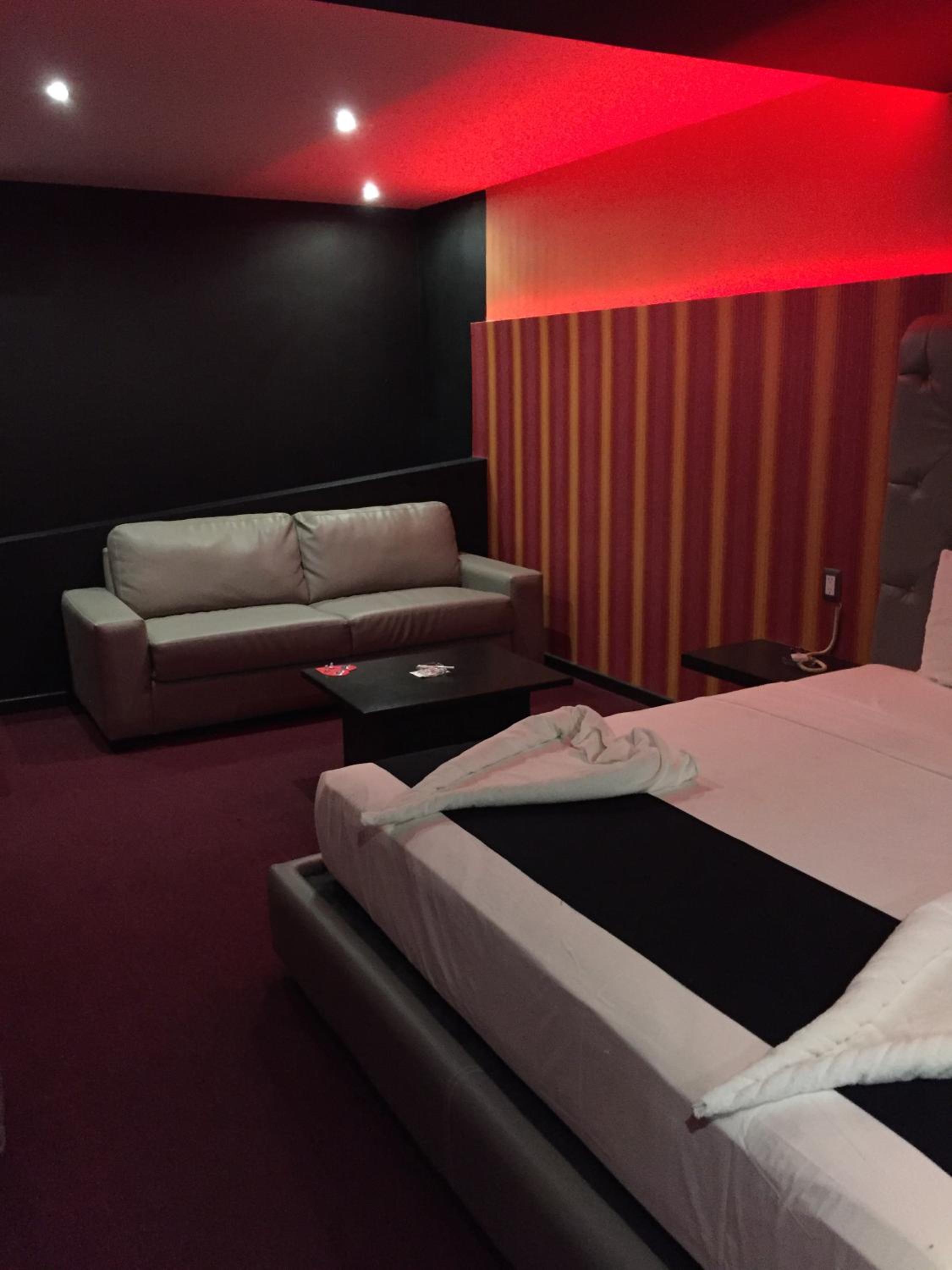 Deluxe King Room - Photo 2