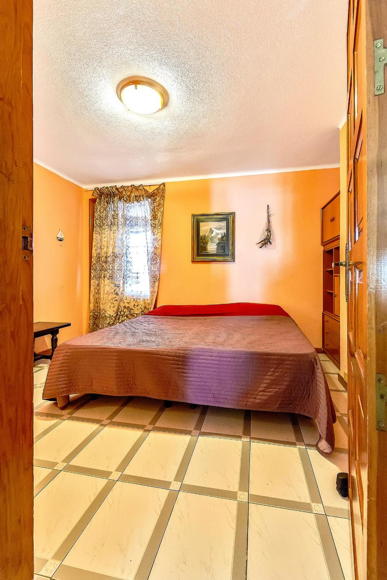 Habitación Doble Económica con Baño Compartido