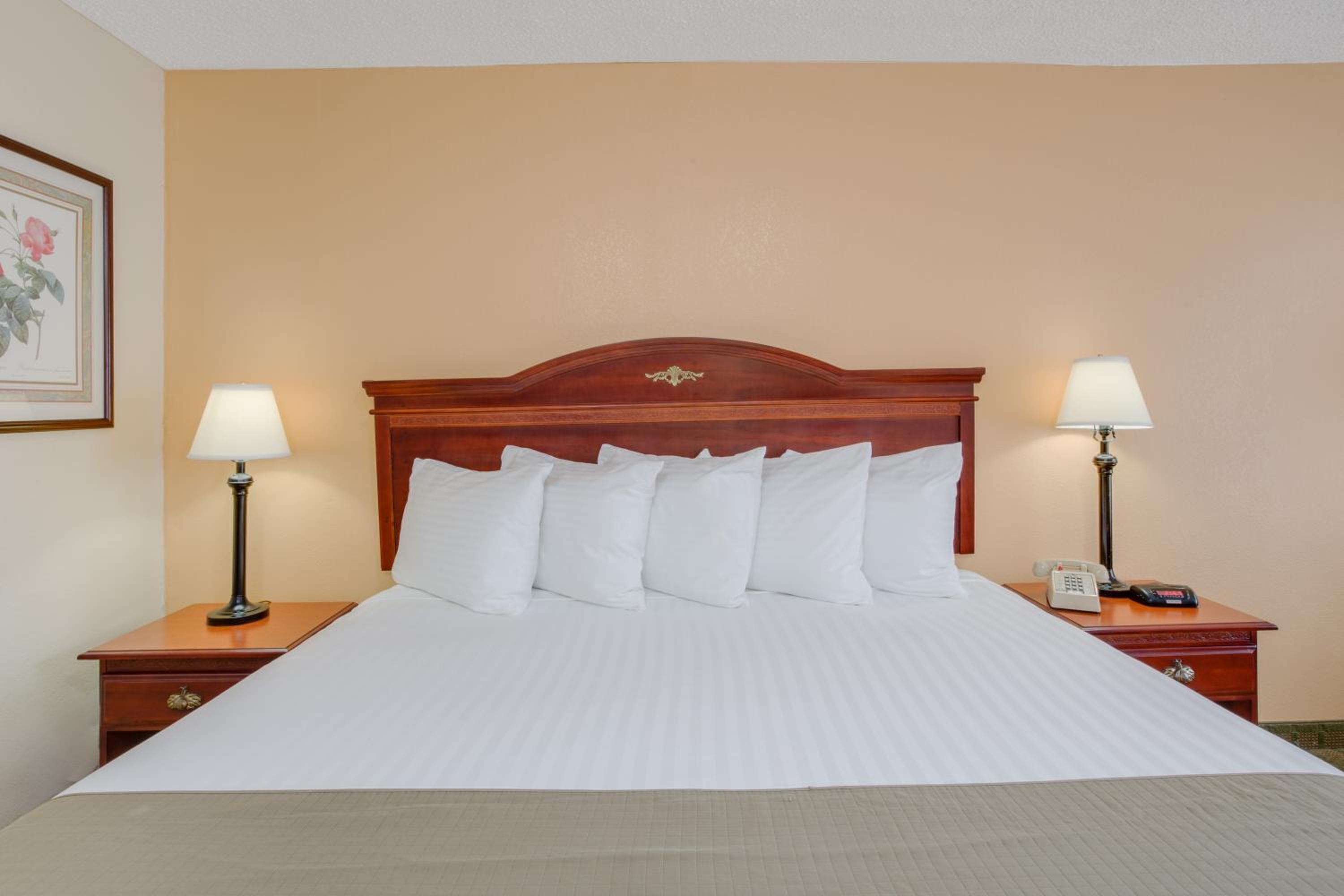 King Room - Non-Smoking - Photo 2