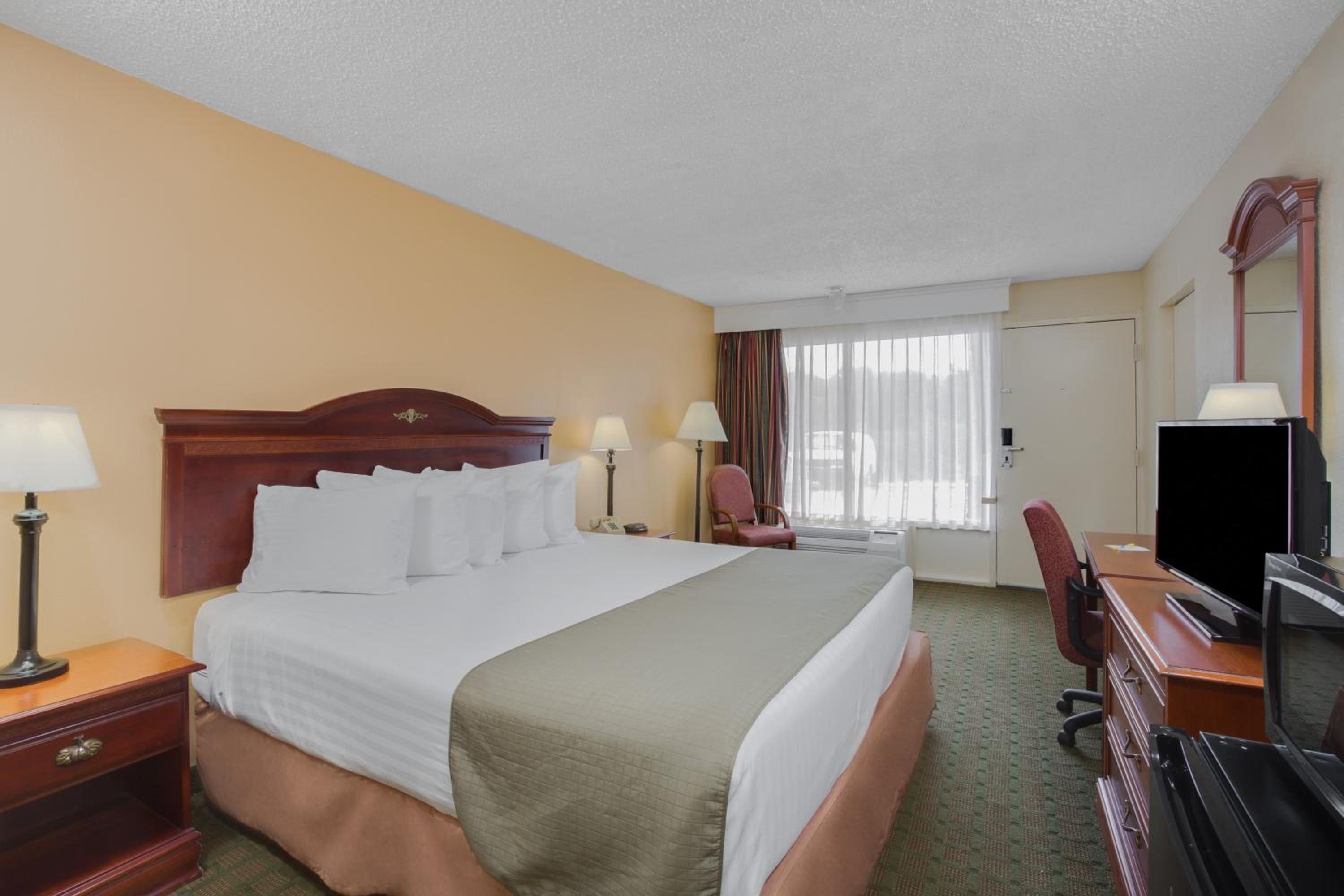 King Room - Non-Smoking - Photo 4