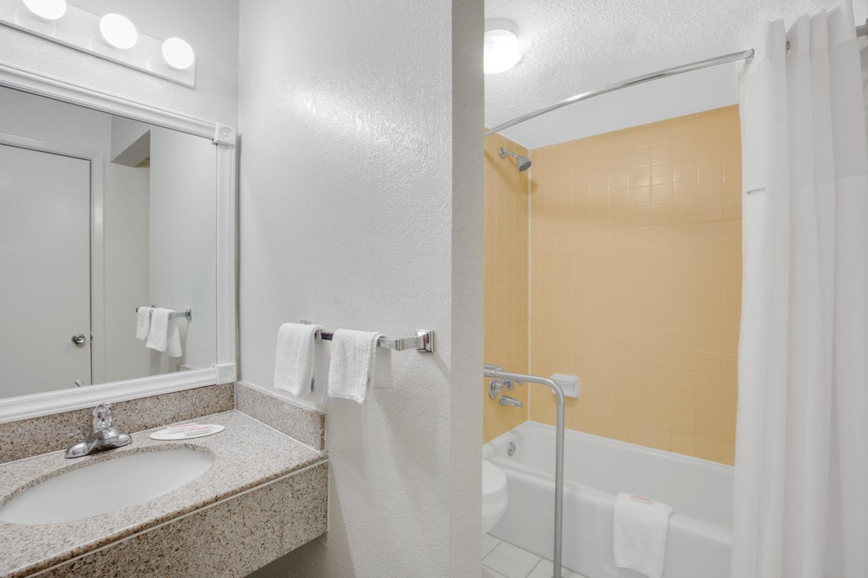 Double Room - Disability Access/Non-Smoking - Photo 4
