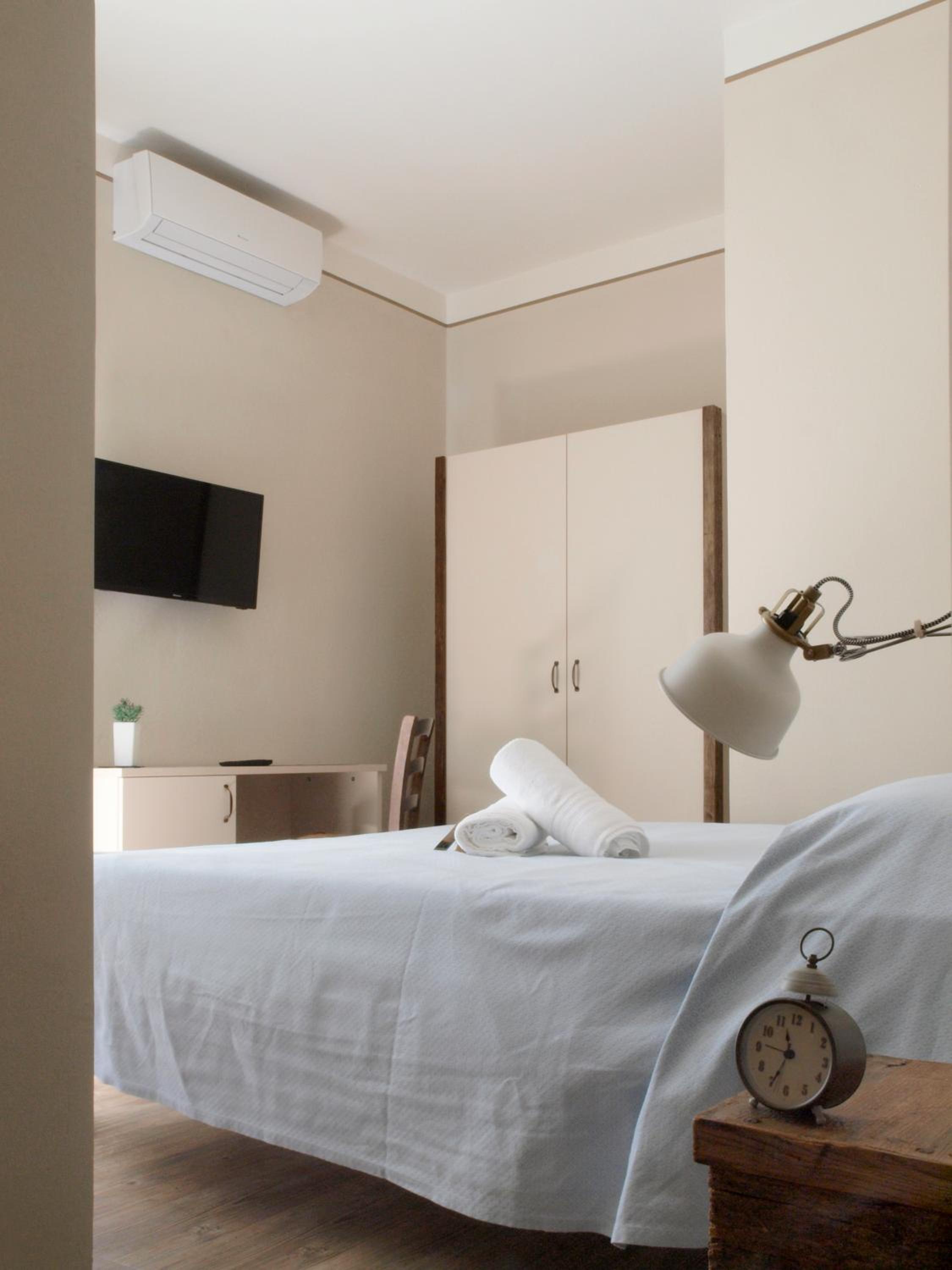 Double Room with Lake View - Photo 2