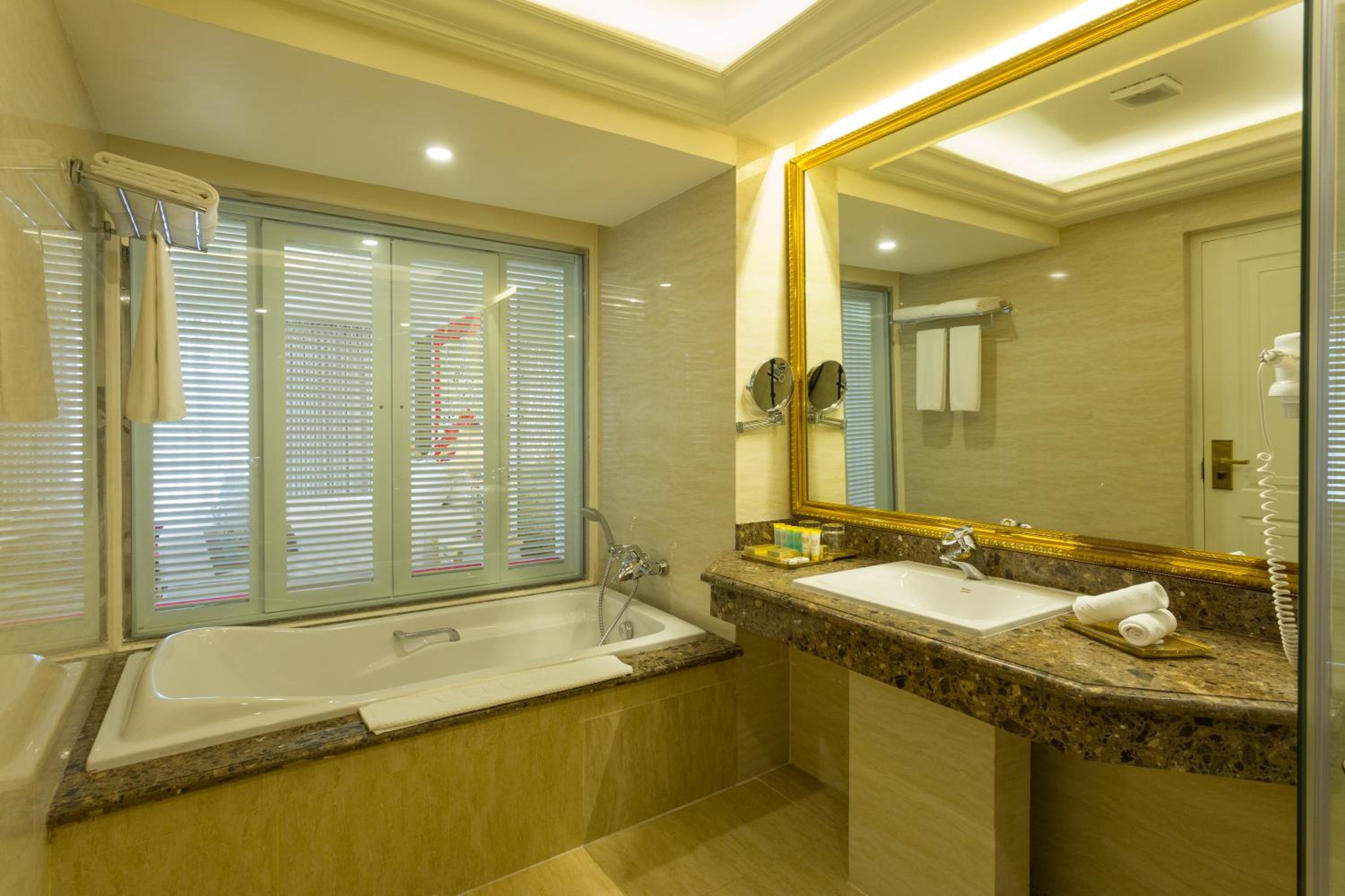 Honeymoon Suite + Early check-in/Late check-out on availability + 15% discount on Lunch/Dinner + 10% discount on Spa + Daily happy hour photo 2