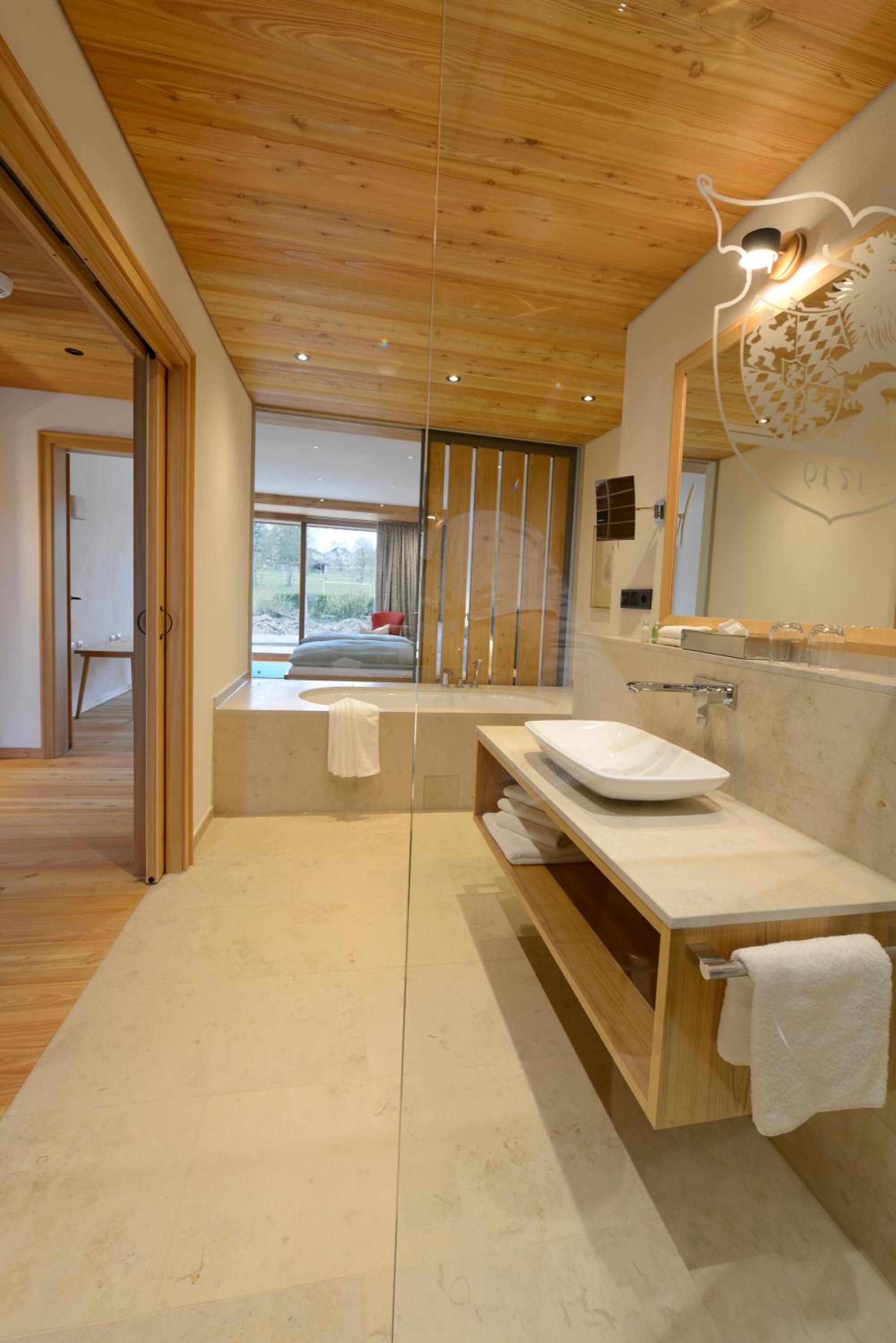 Suite - Photo 3