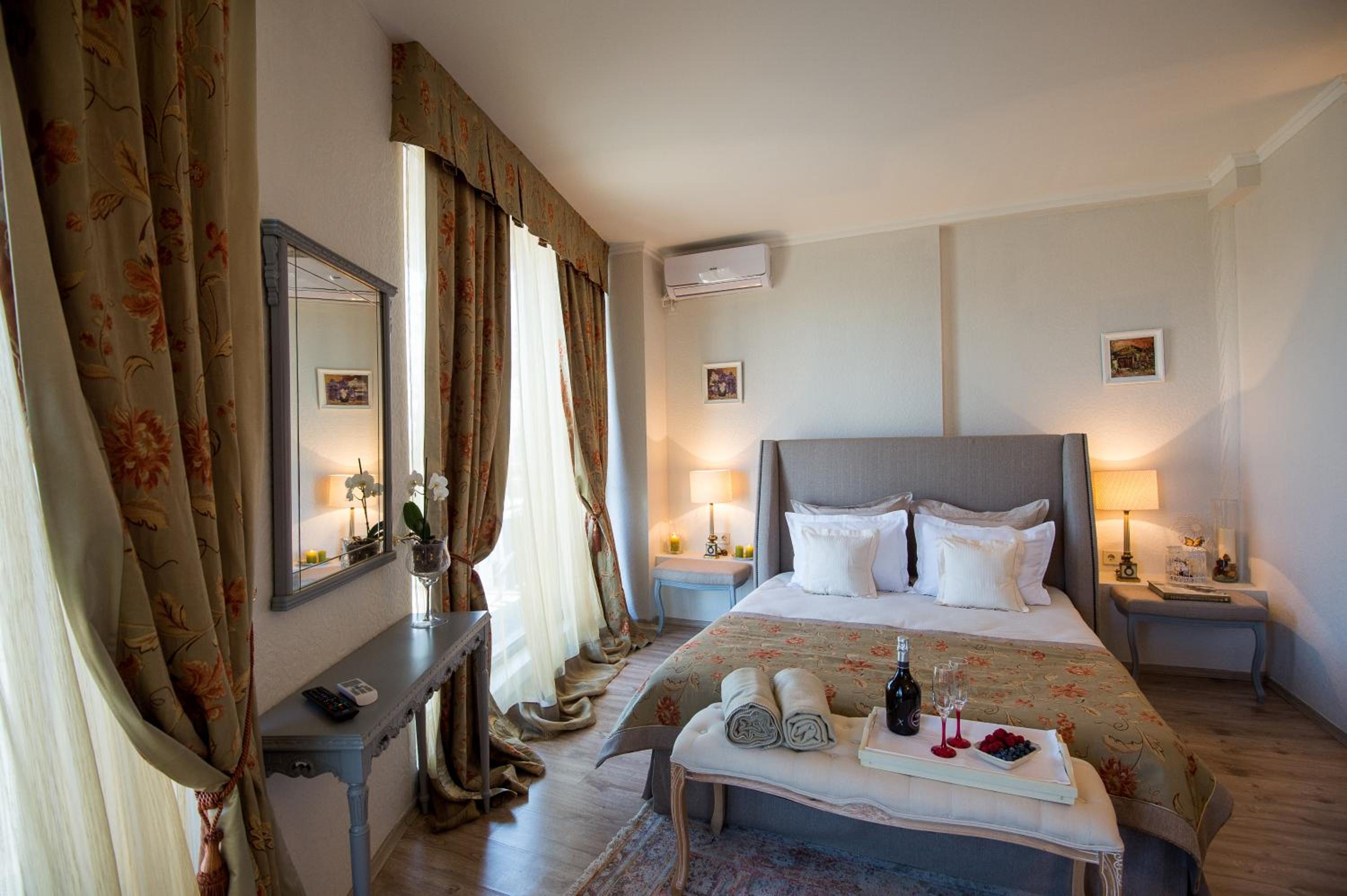 Queen Room with Balcony photo 1
