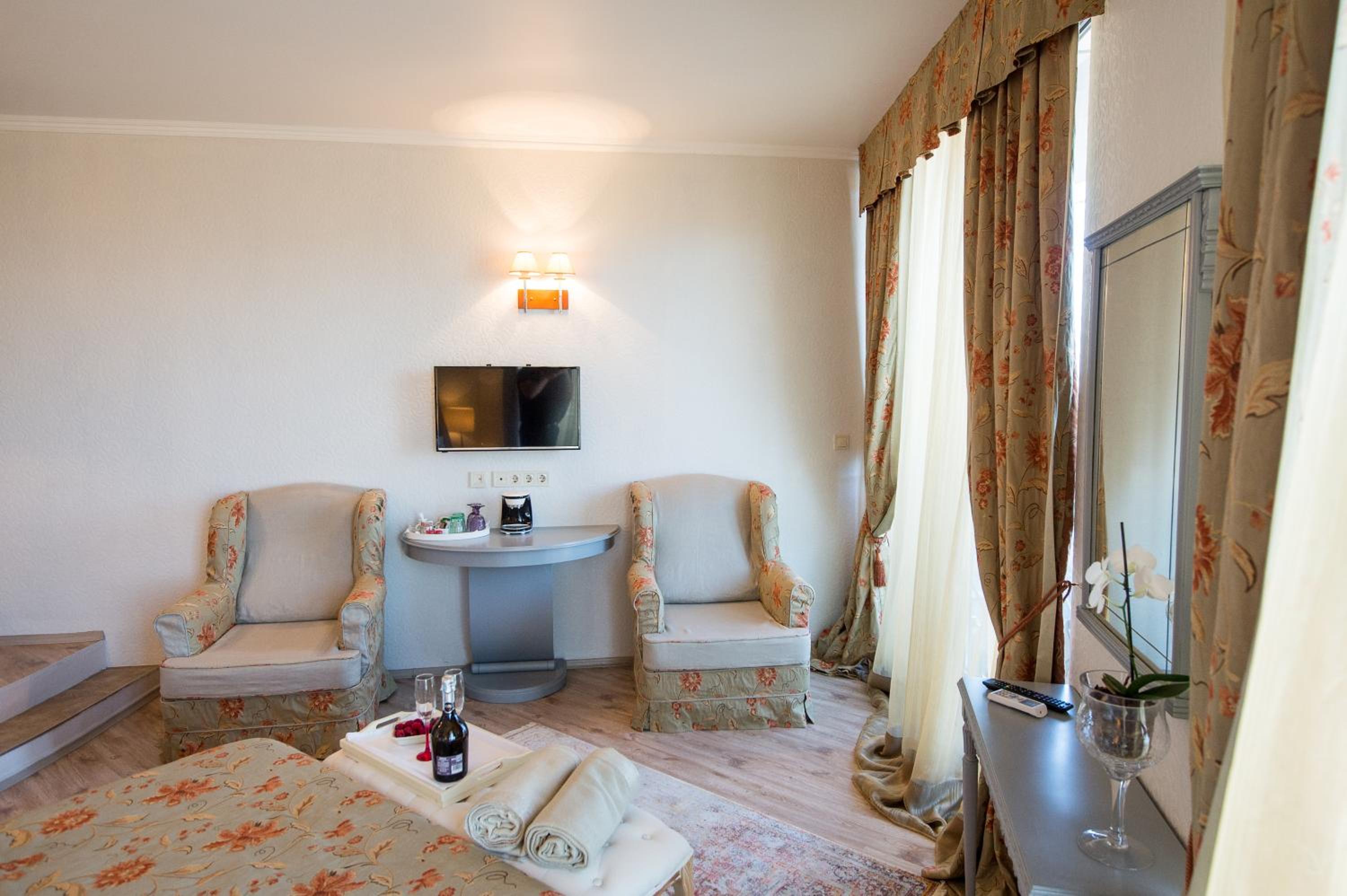 Queen Room with Balcony photo 3