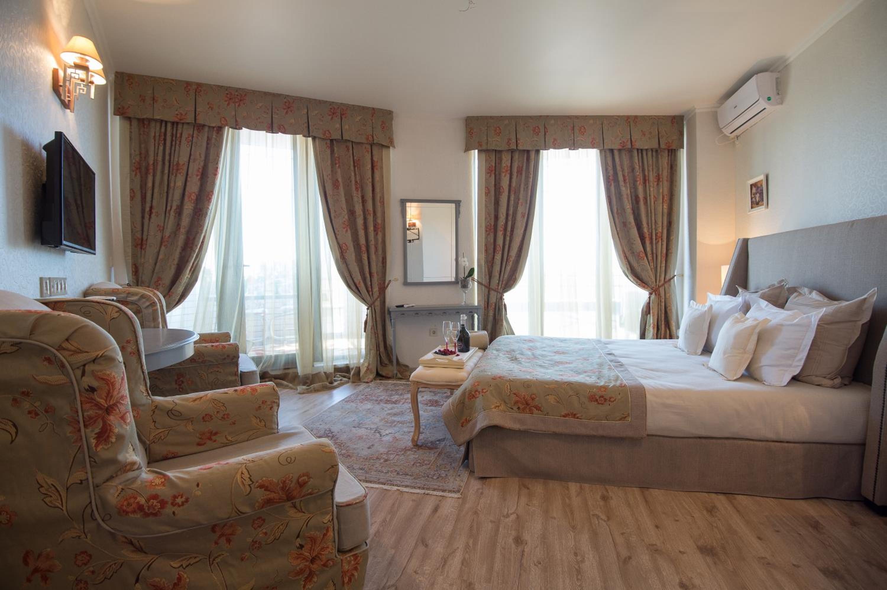 Queen Room with Balcony photo 2