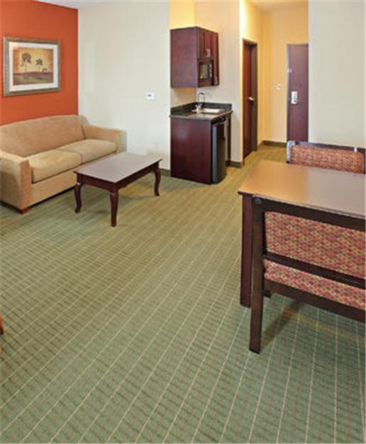 Queen Suite with Two Queen Beds and Sofa Bed - Photo 4