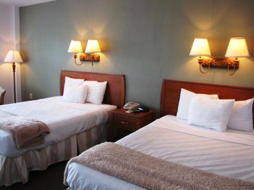 Queen Room with Two Queen Beds photo 3