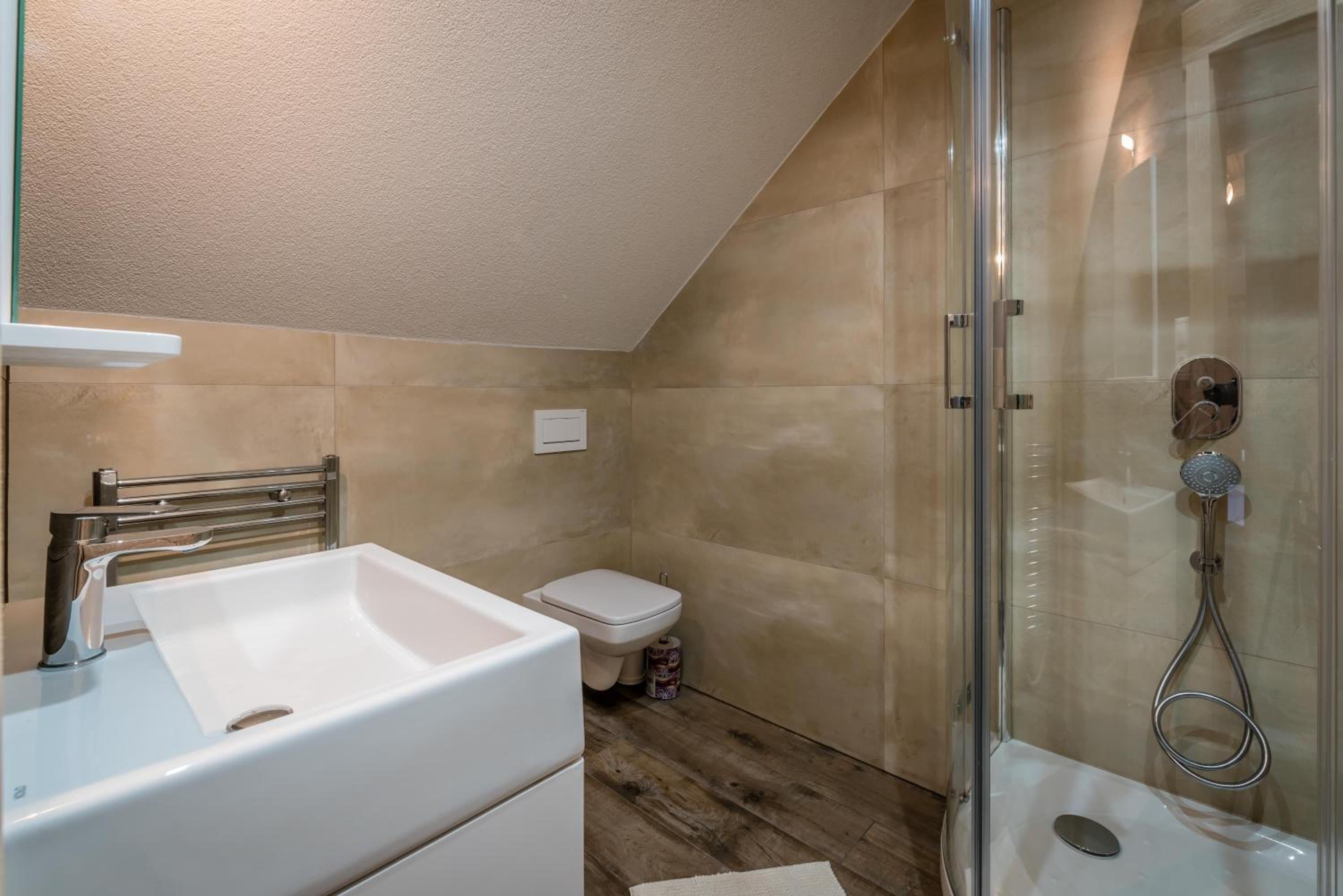 Deluxe Double Room - Photo 9