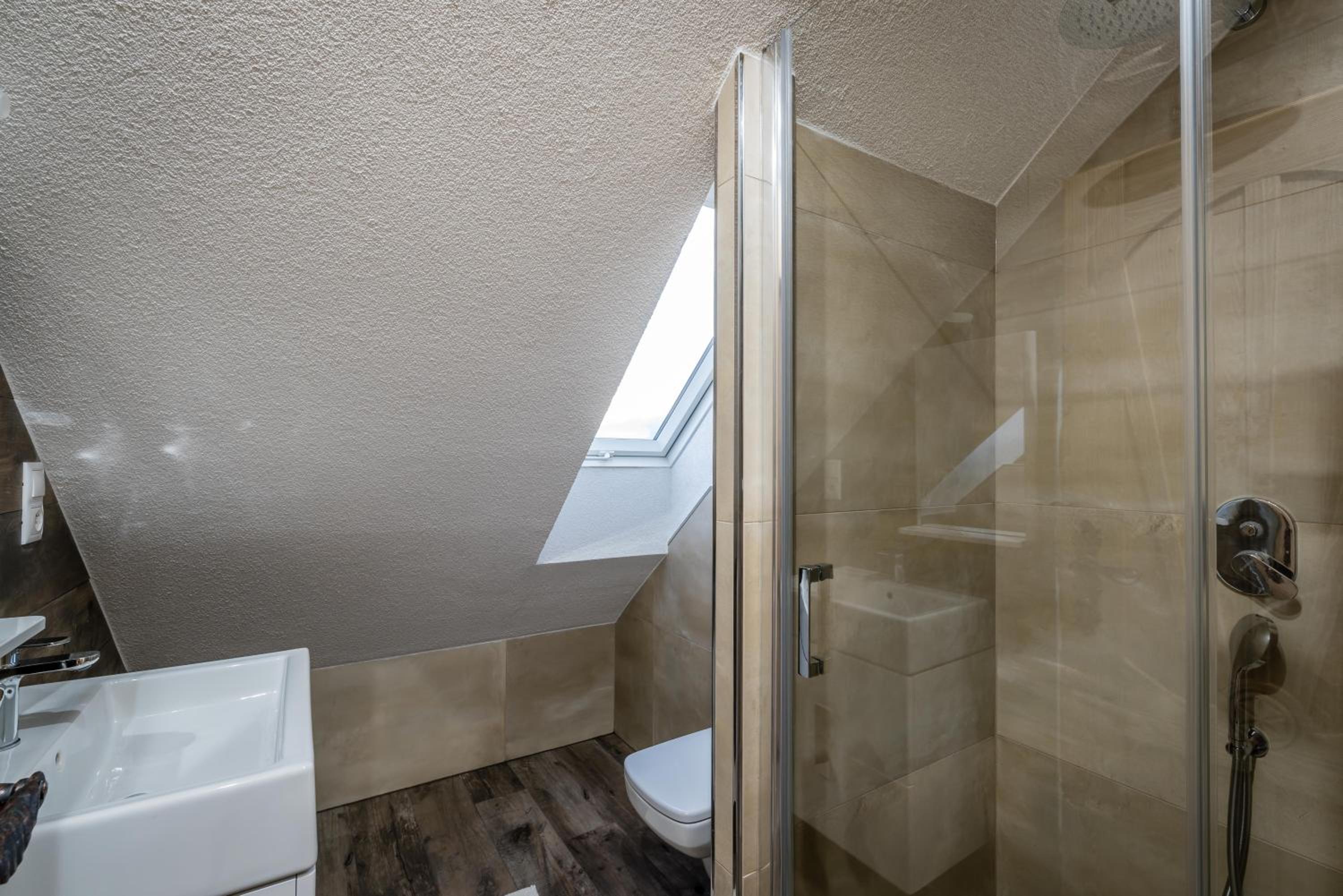 Deluxe Triple Room - Photo 9