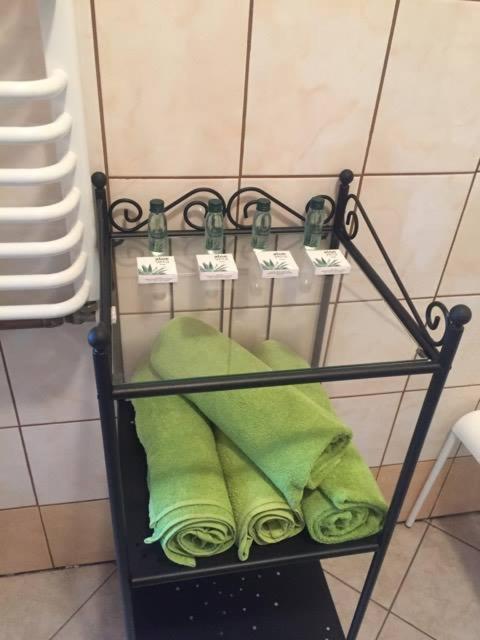 Quadruple Room with Bathroom - Photo 4