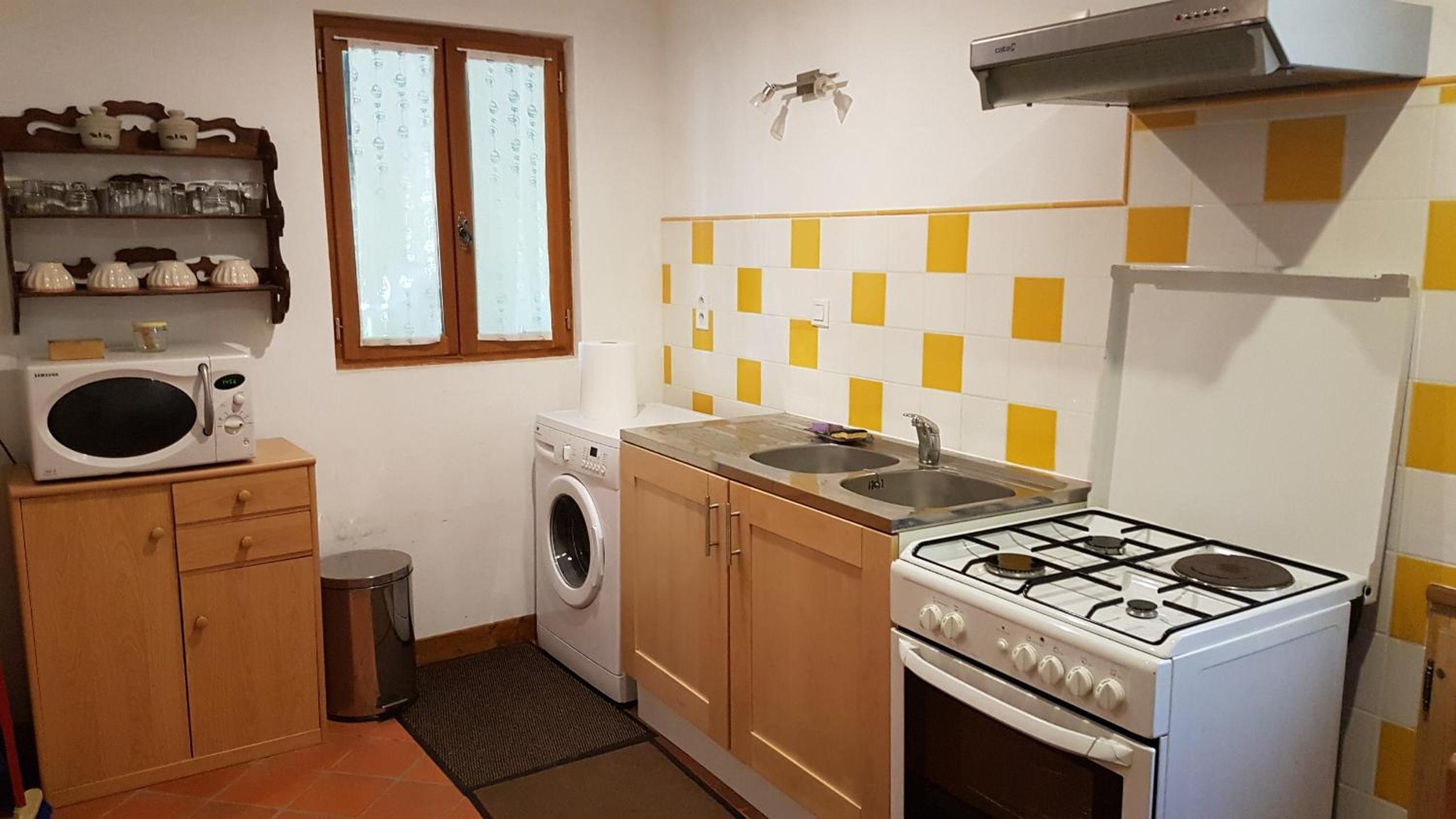 Deluxe Double Room with Shower - Photo 3