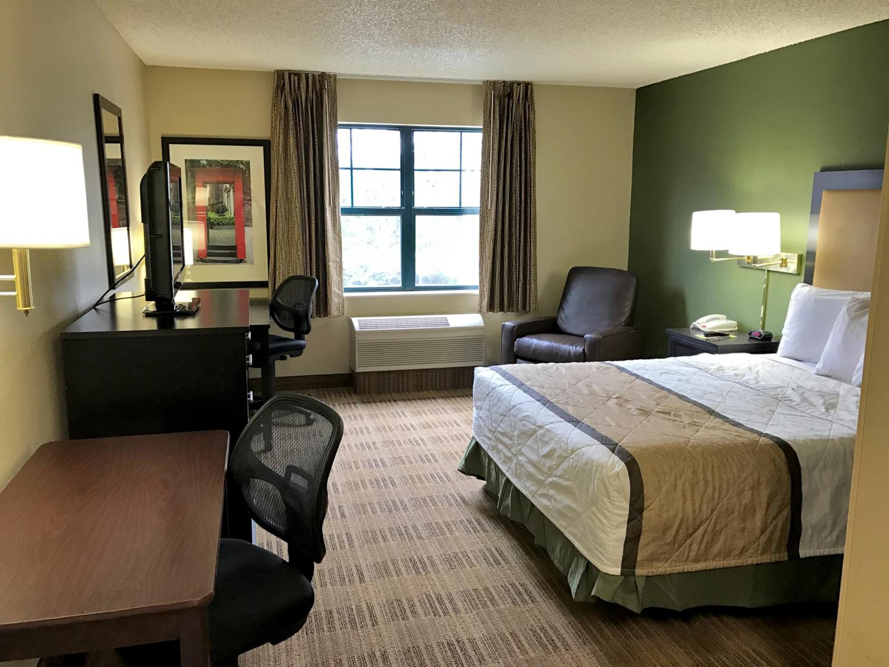 Queen studio with 1 Queen Bed - Disability Access/Non-Smoking photo 2
