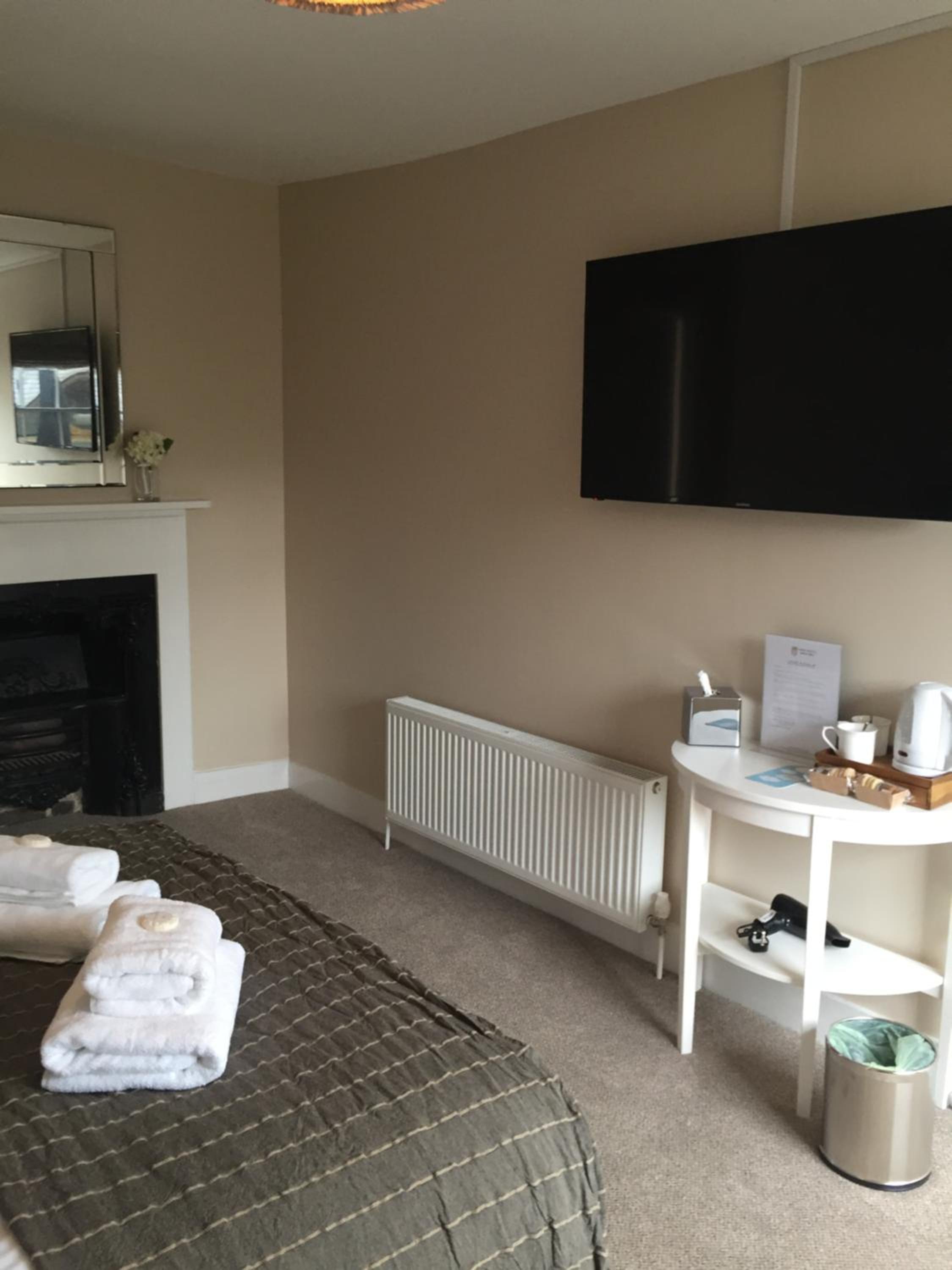 Deluxe Double Room with Shower - Photo 8