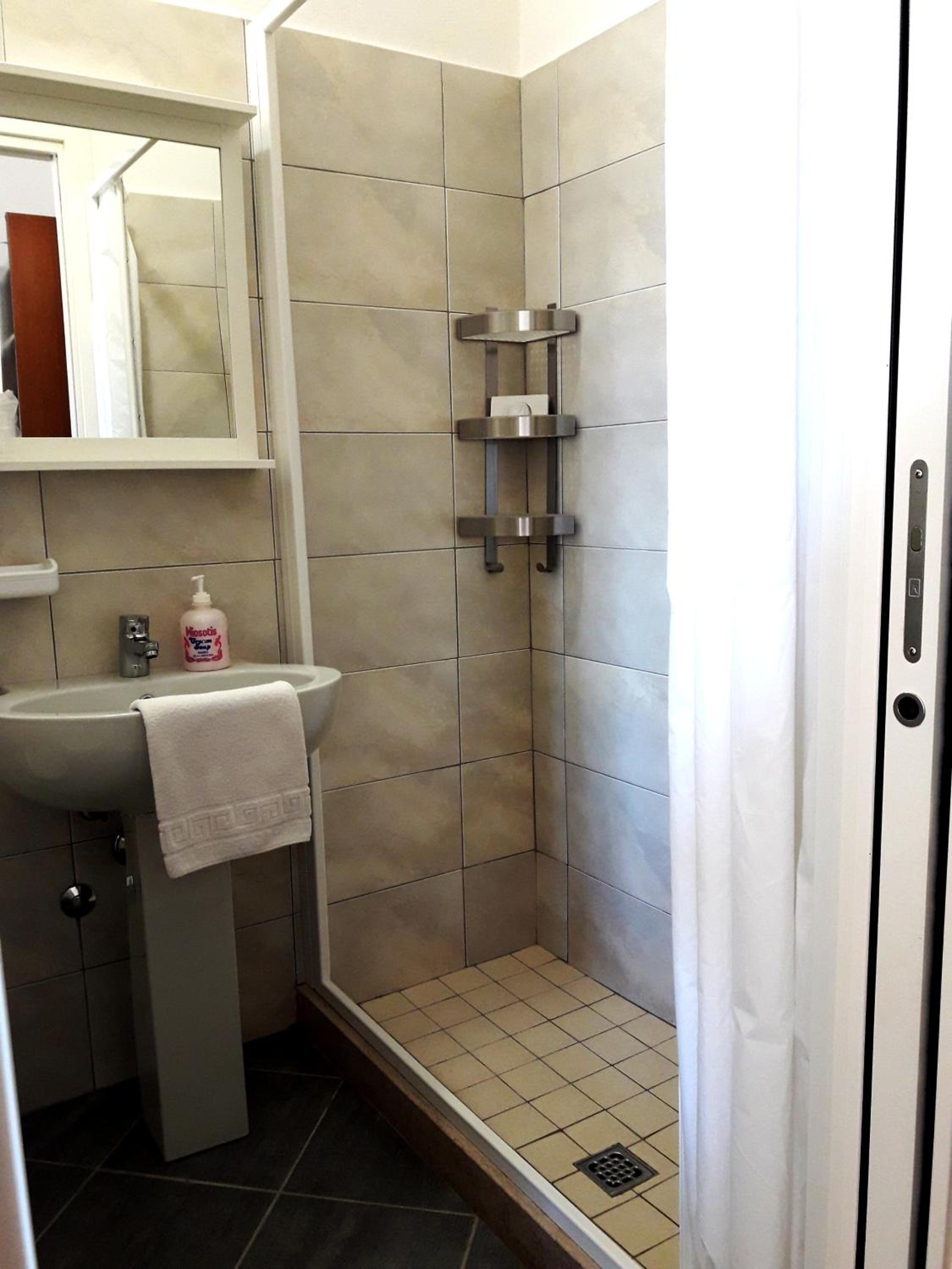 Triple Room - Photo 9
