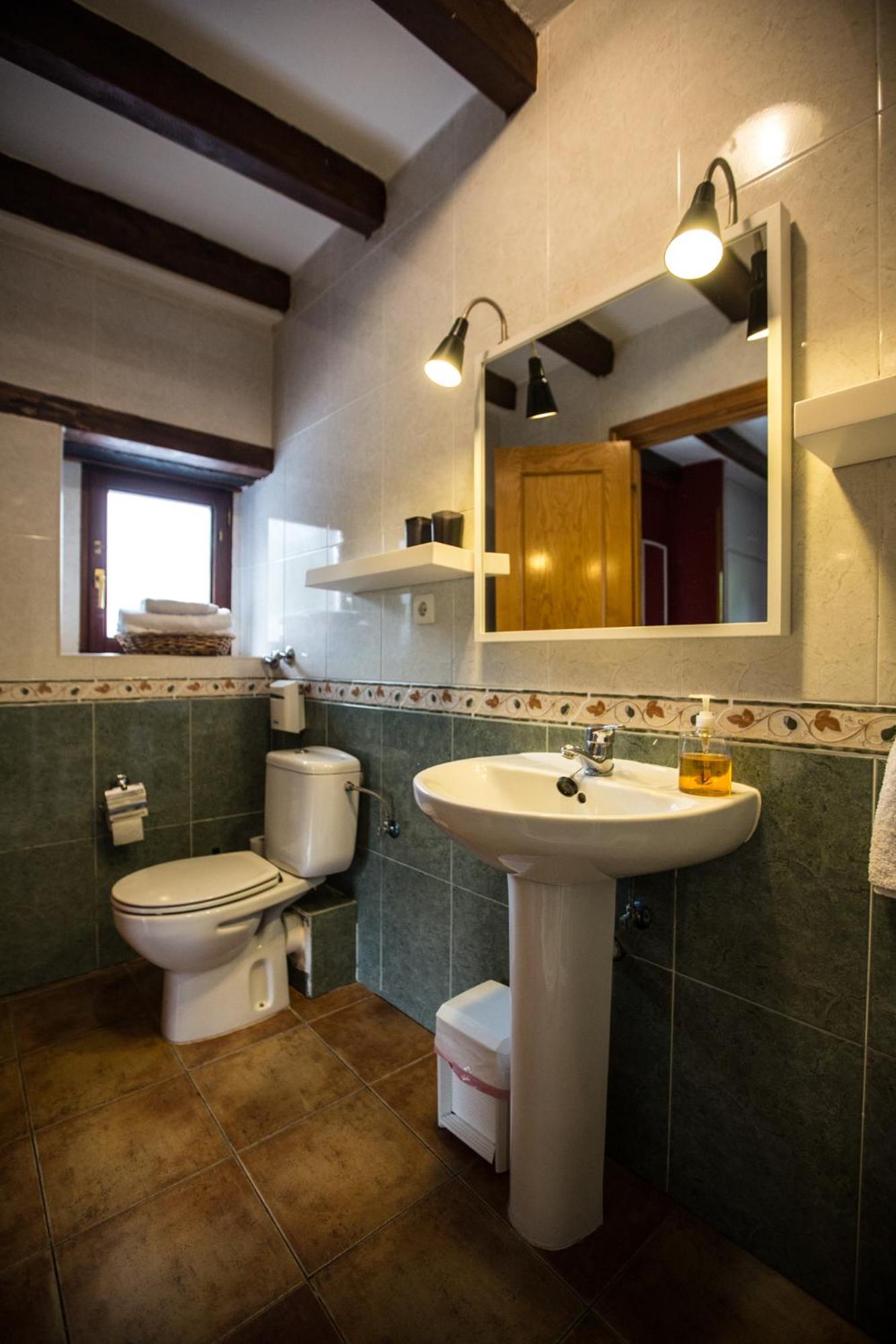 Double or Twin Room with Private Bathroom photo 3