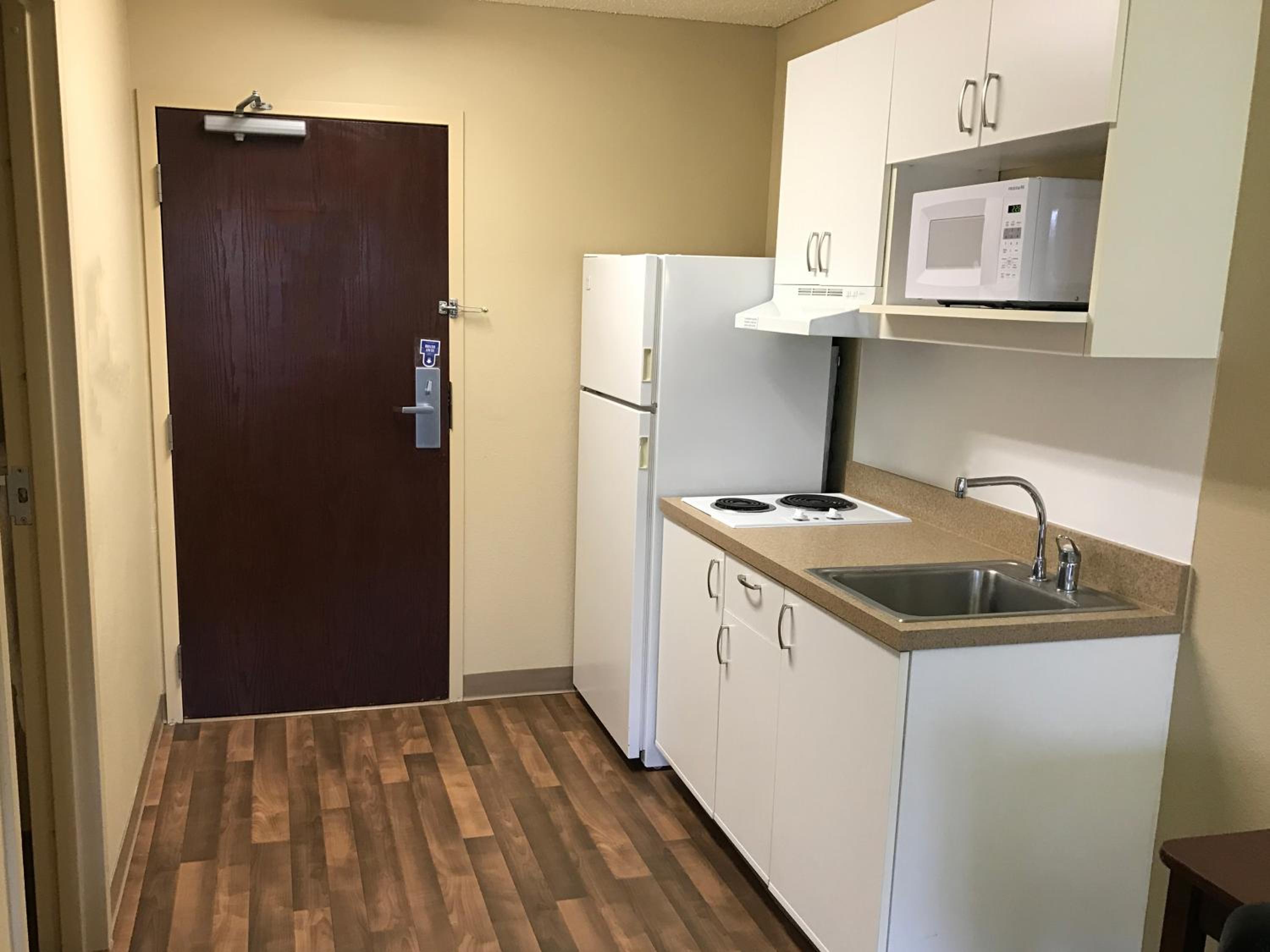 Queen studio with 1 Queen Bed - Disability Access/Non-Smoking - Photo 9