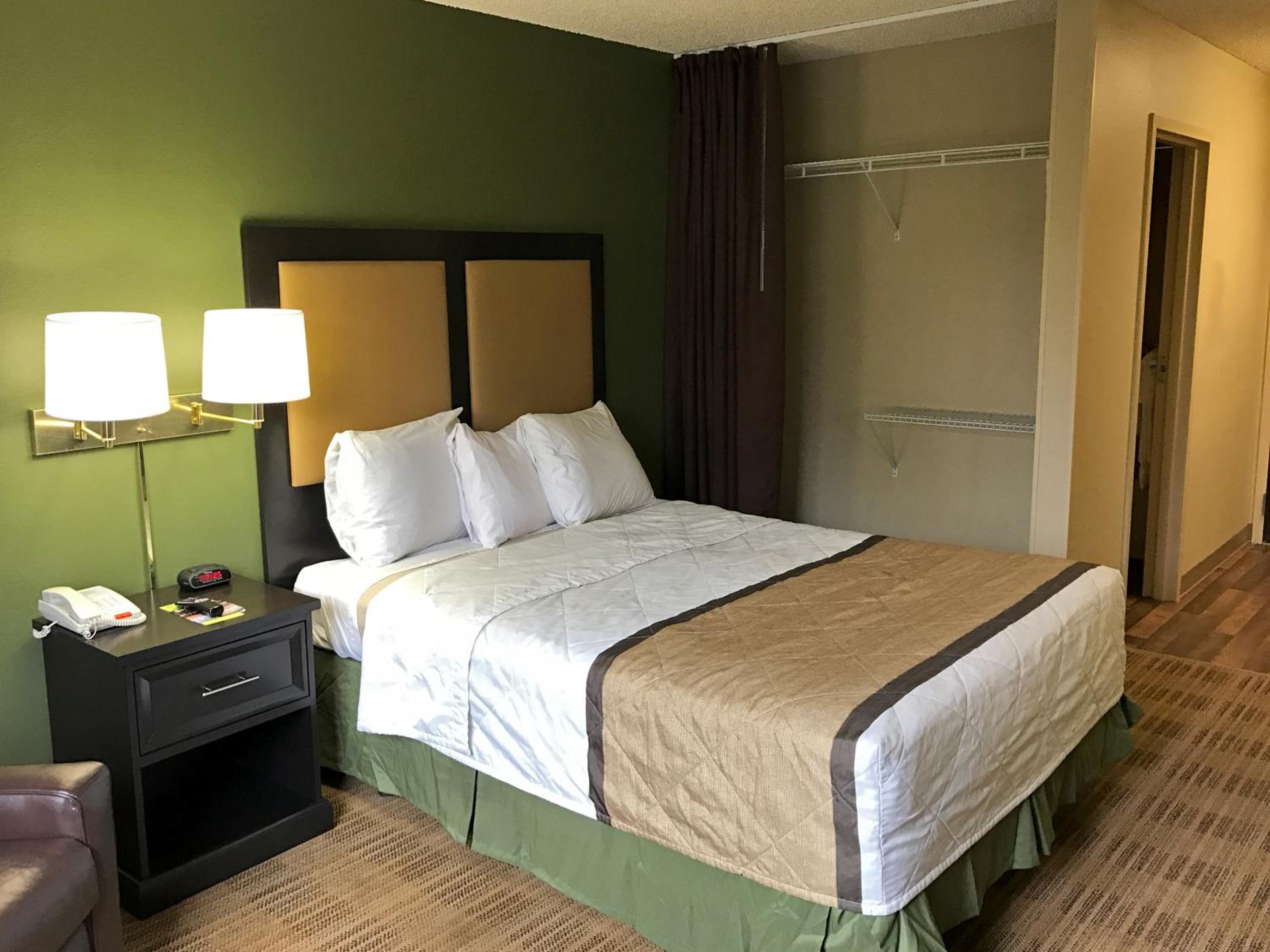 Queen studio with 1 Queen Bed - Disability Access/Non-Smoking - Photo 8