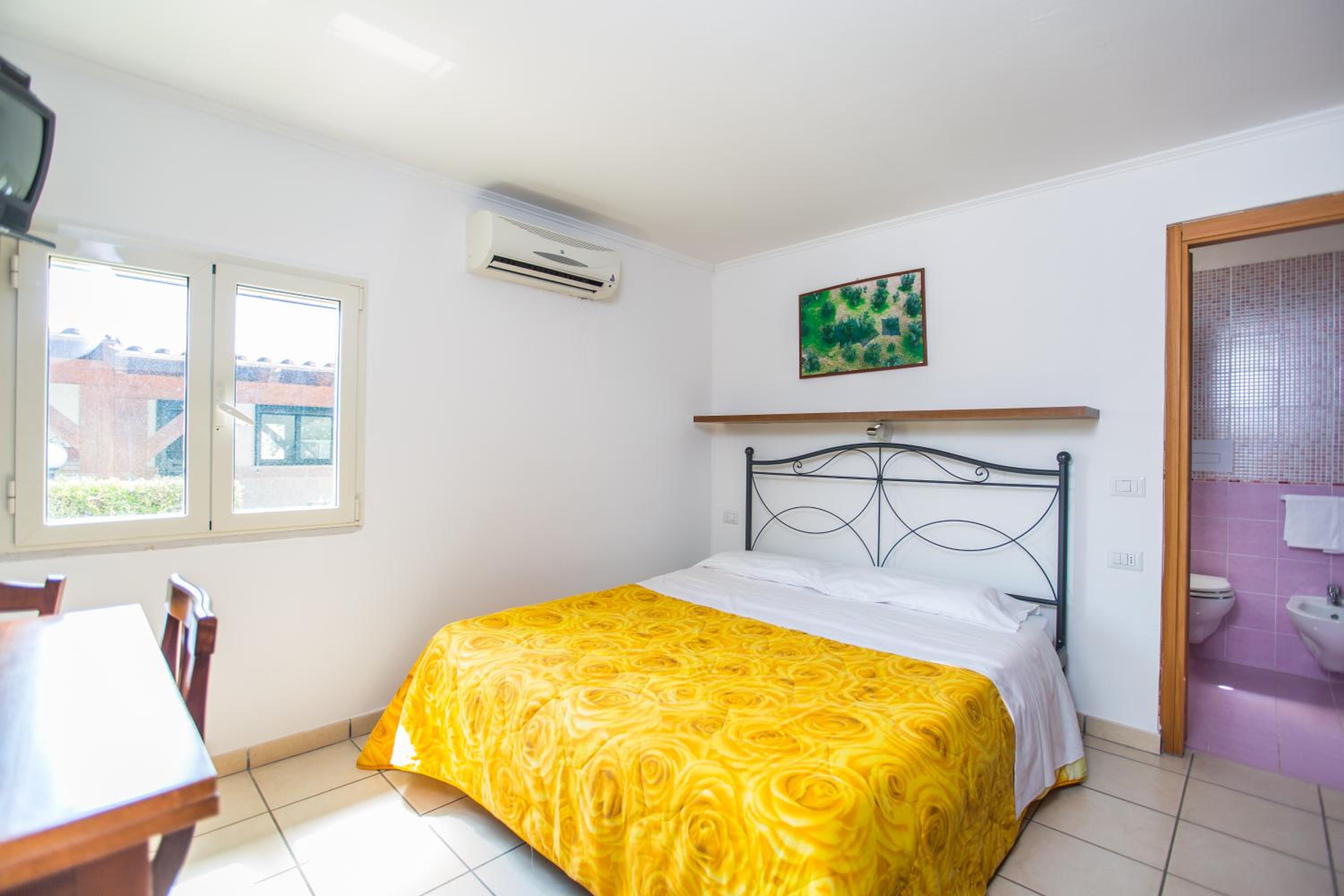 Studio (2 Adults) - Photo 1