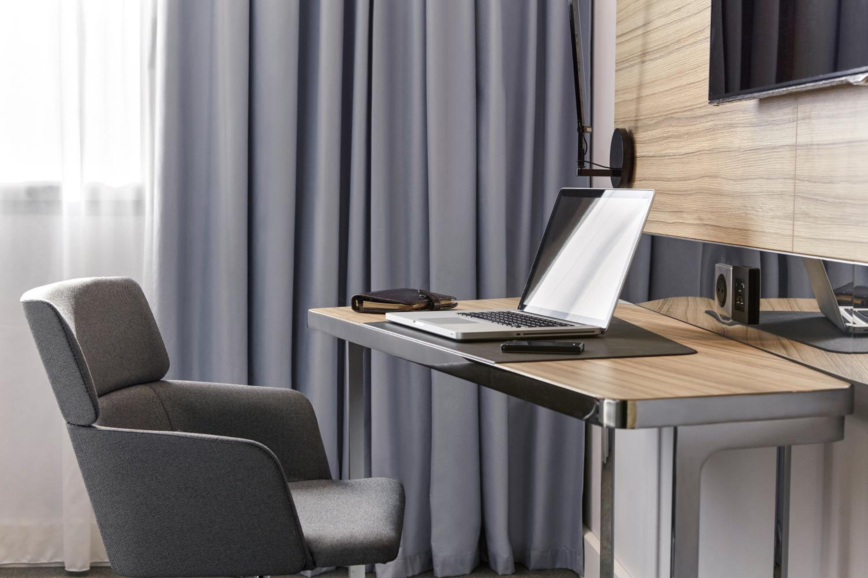 Superior Business &amp; Family Room photo 3