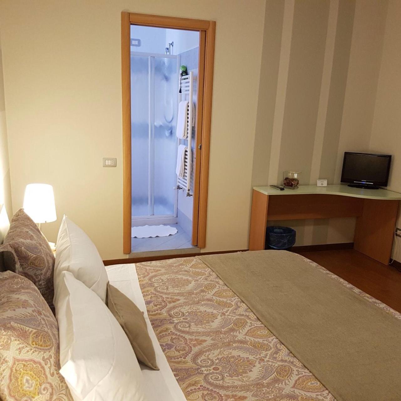 Double Room - Photo 7
