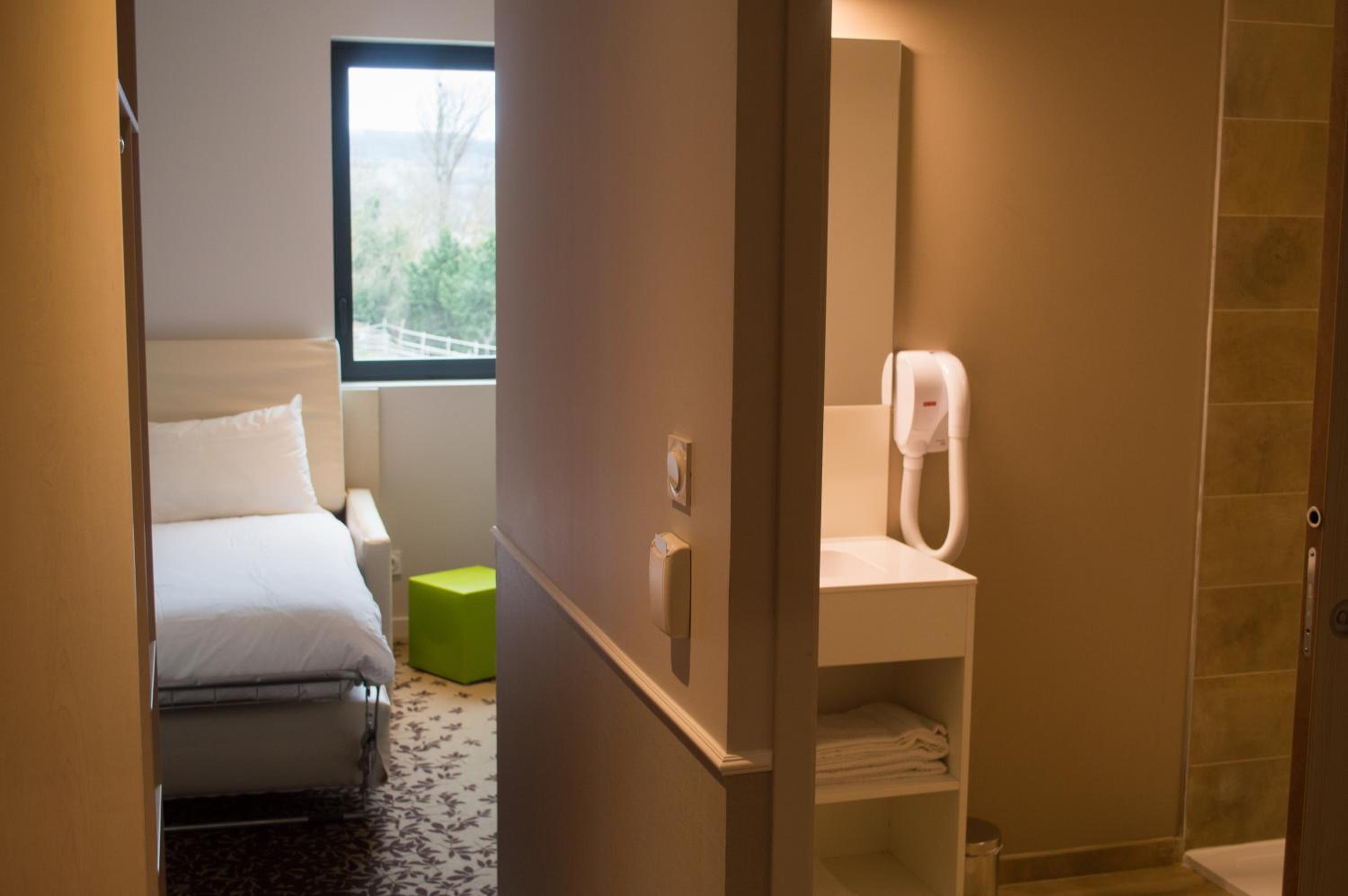 Standard Double Room with Single Sofa Bed - Photo 2
