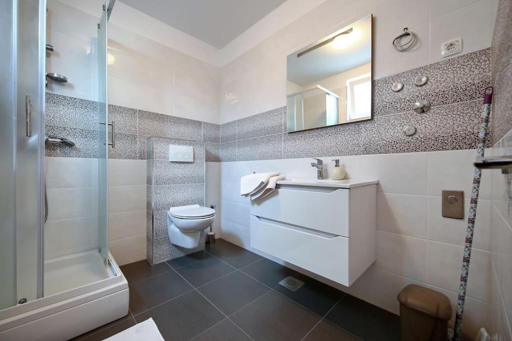 Two-Bedroom Apartment with Terrace and Sea View - Photo 13