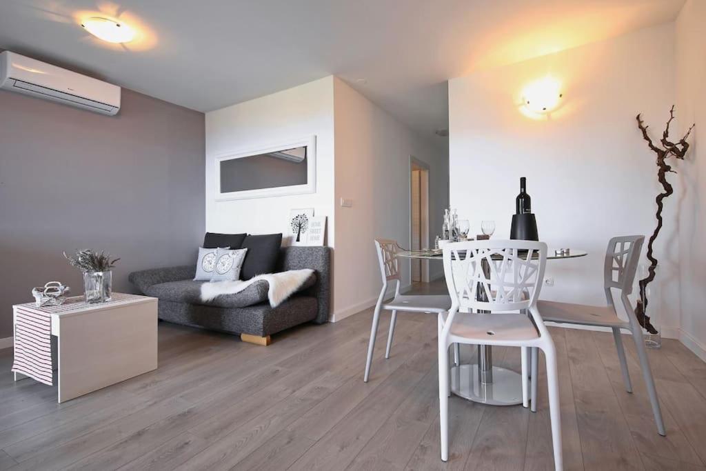 Two-Bedroom Apartment with Terrace and Sea View - Photo 11
