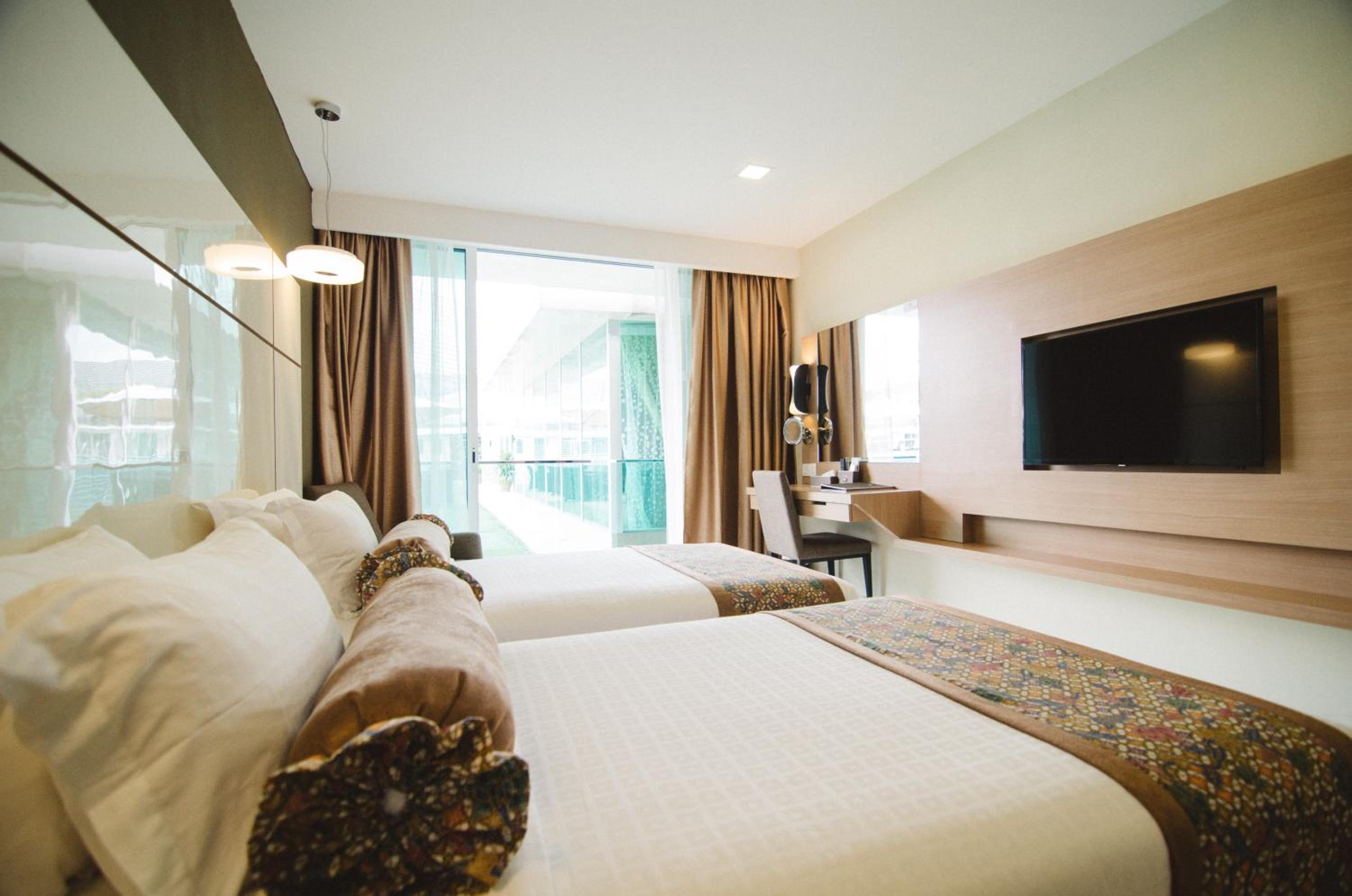 Deluxe Twin Room with Pool View - Photo 4