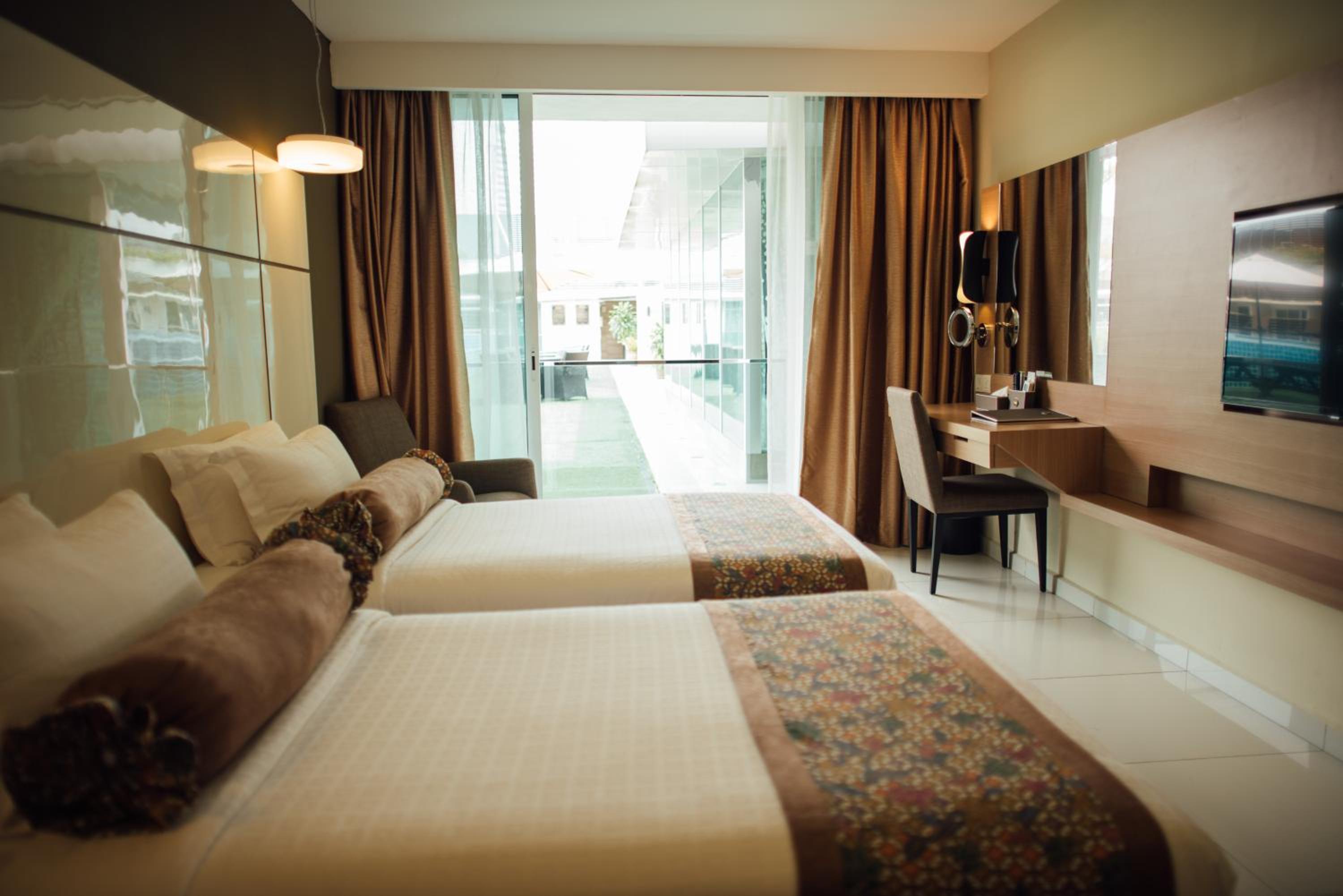 Deluxe Twin Room with Pool View - Photo 3