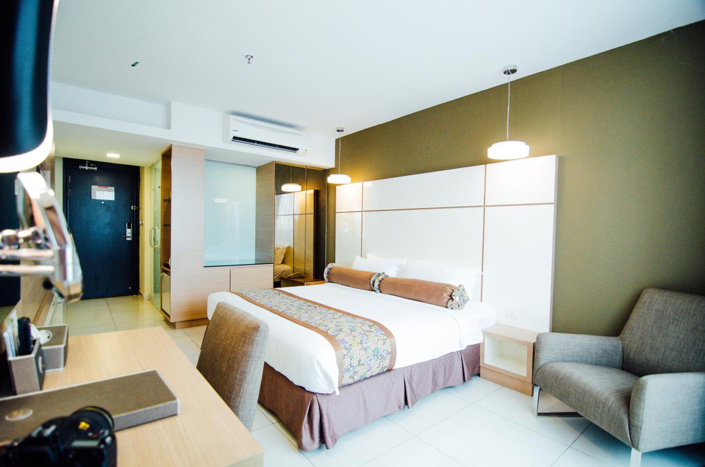 Deluxe King Room with Pool View - Photo 2