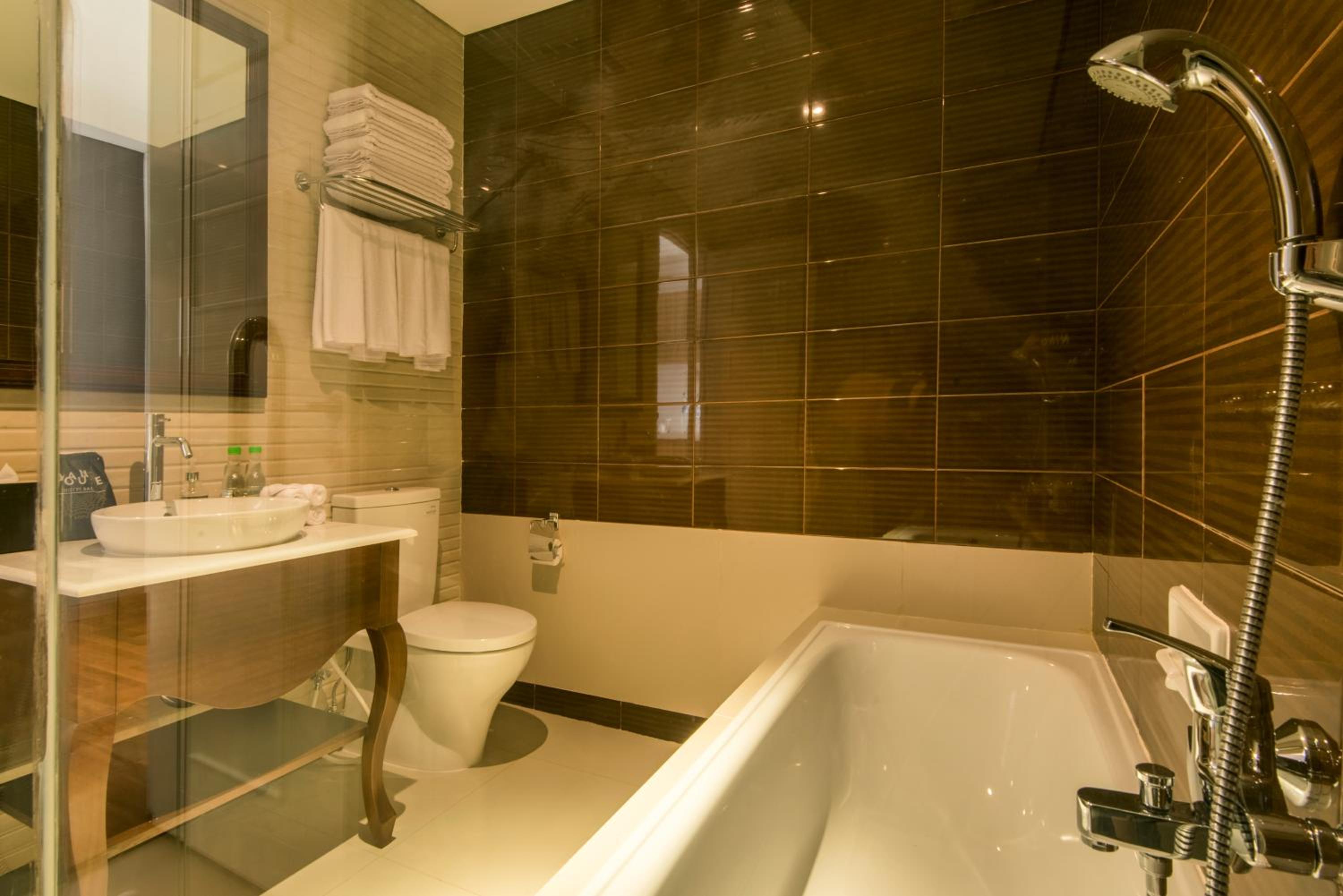 Victorian - Queen Room with Bath photo 2