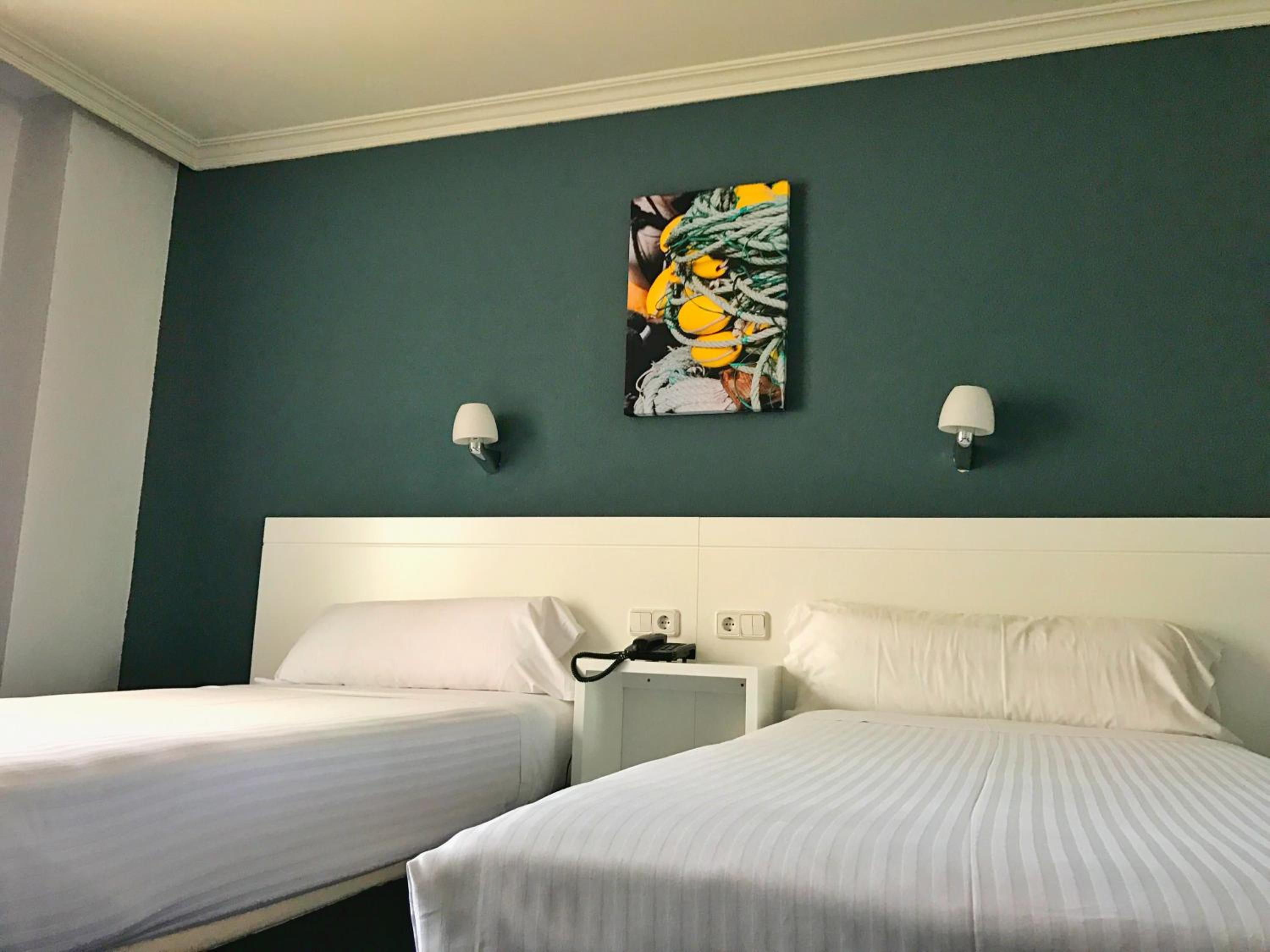 Double or Twin Room - Photo 4