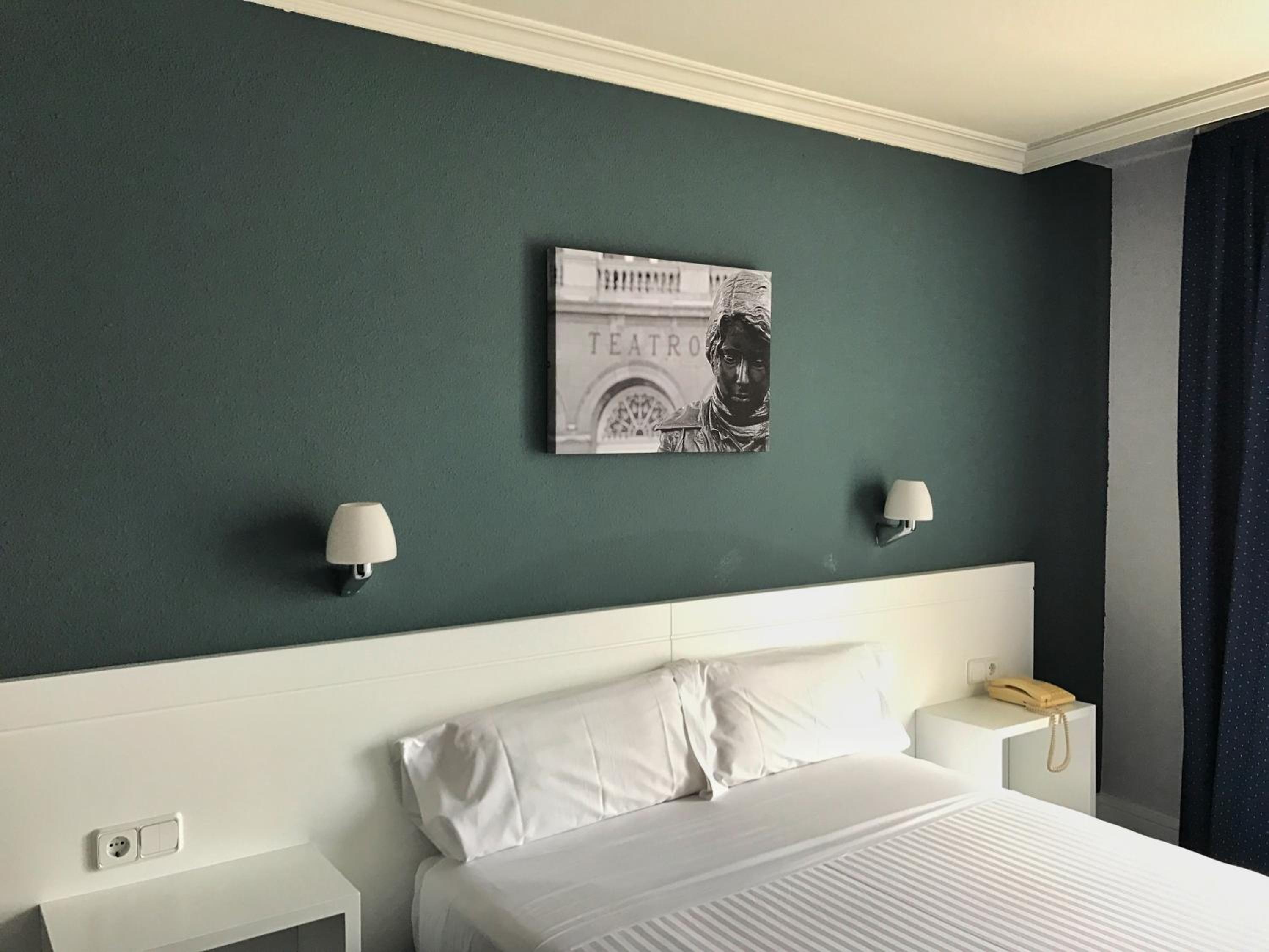 Double or Twin Room - Photo 8