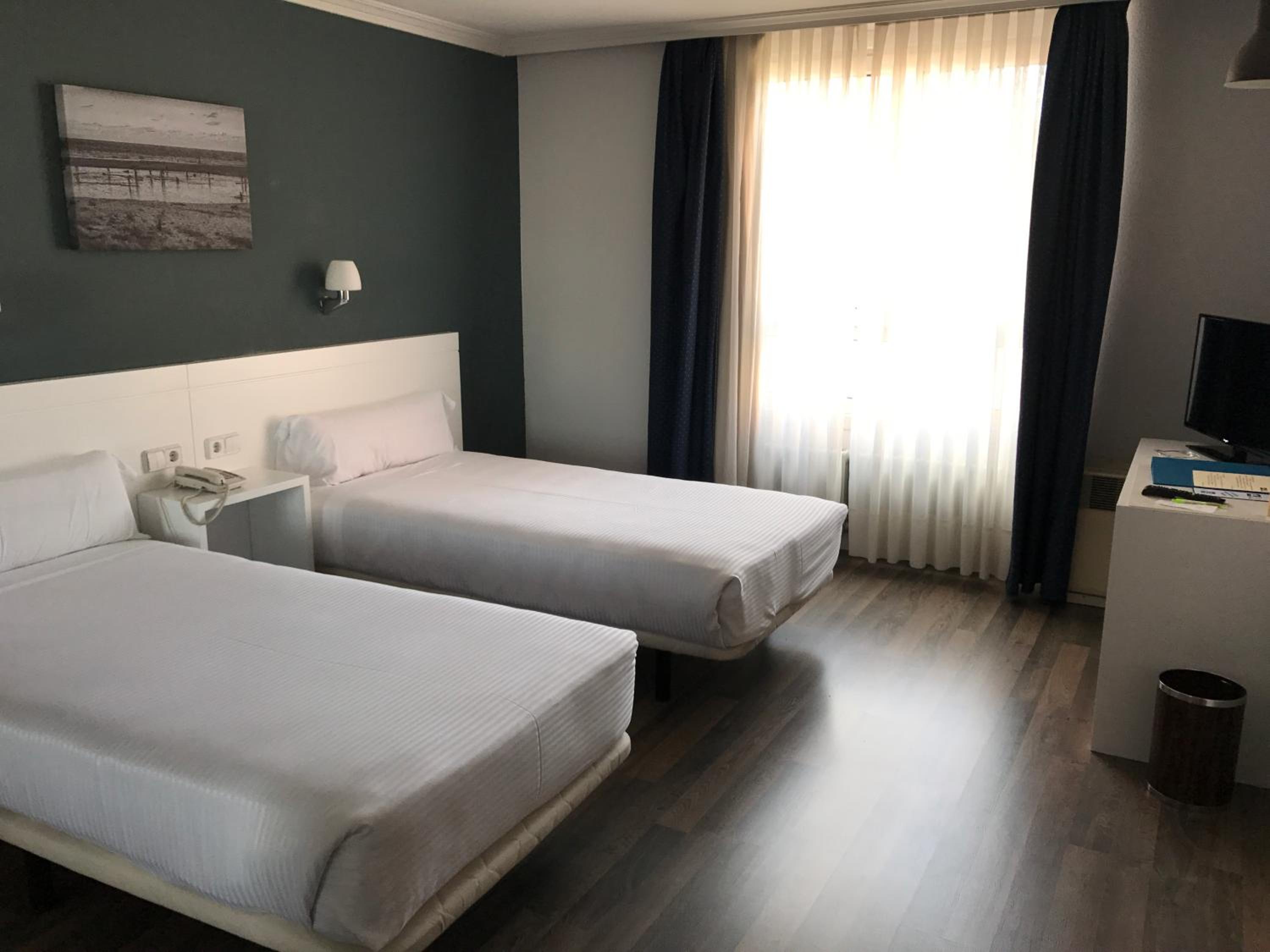 Double or Twin Room - Photo 10