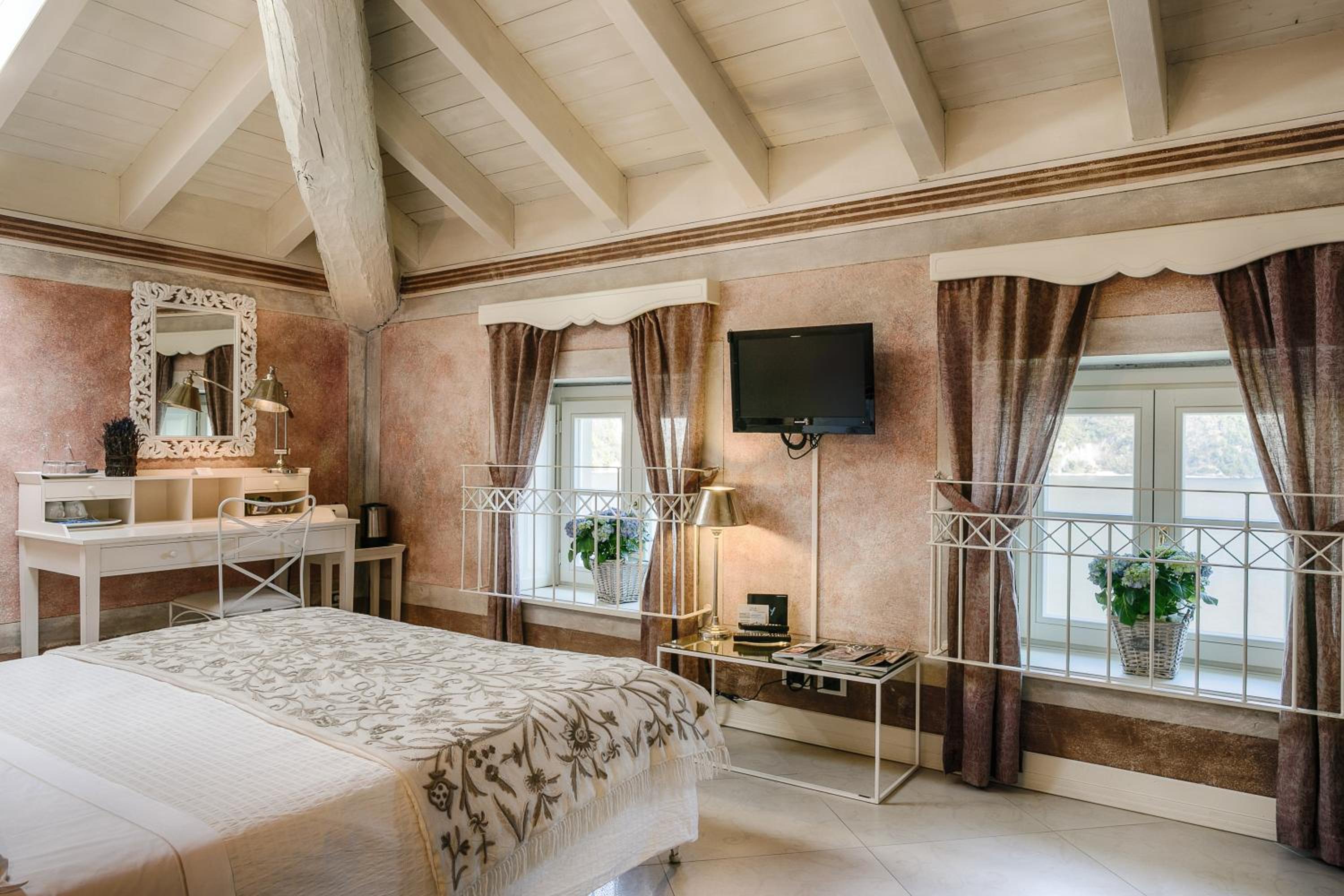 Double Room with Lake View - Attic photo 3