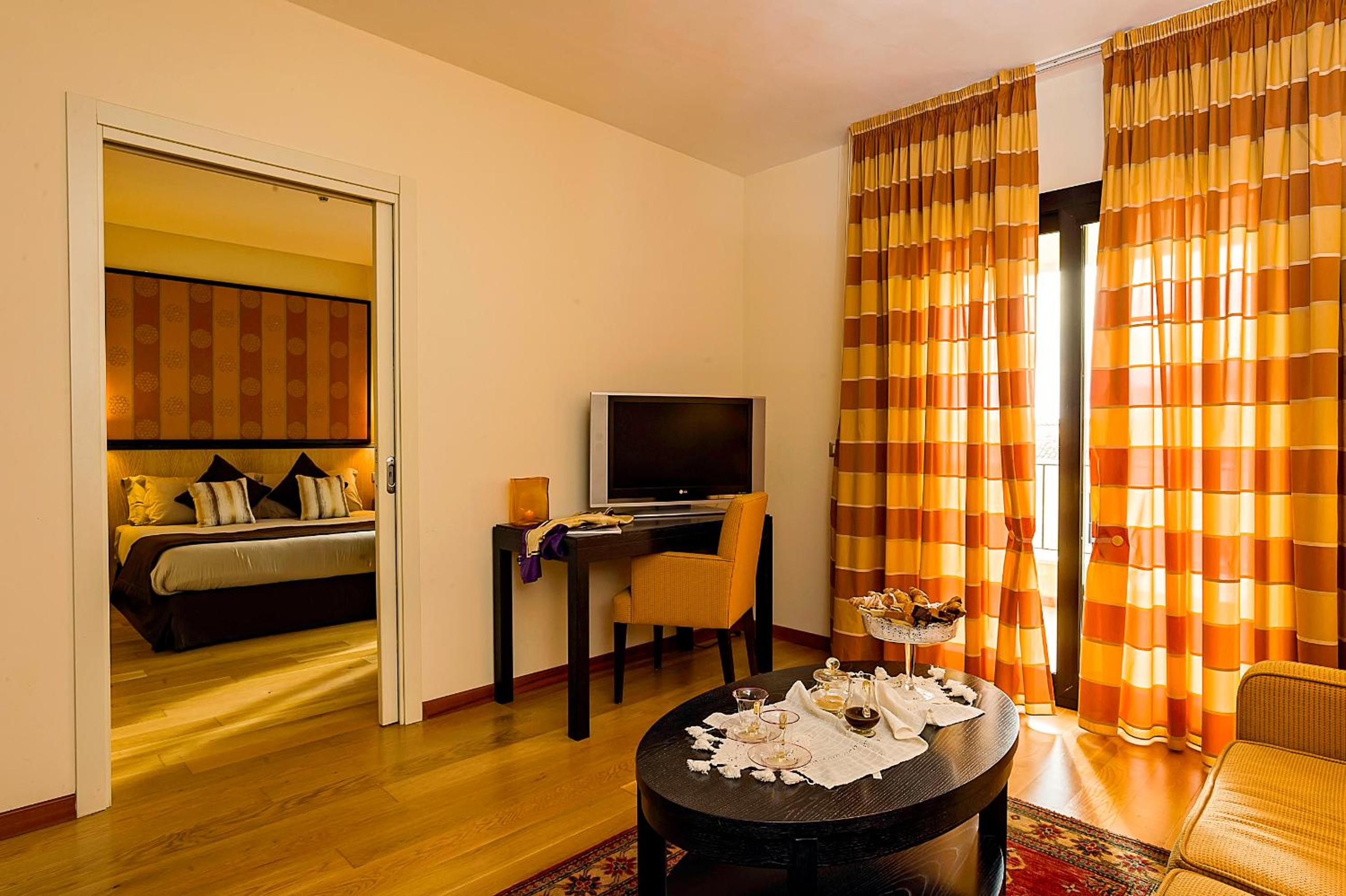 Suite - Photo 1