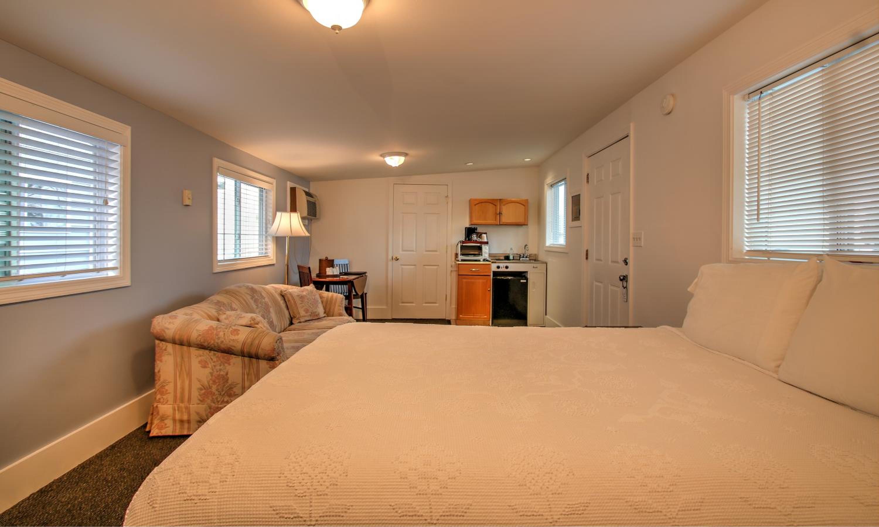 Cottage with Queen Bed photo 3