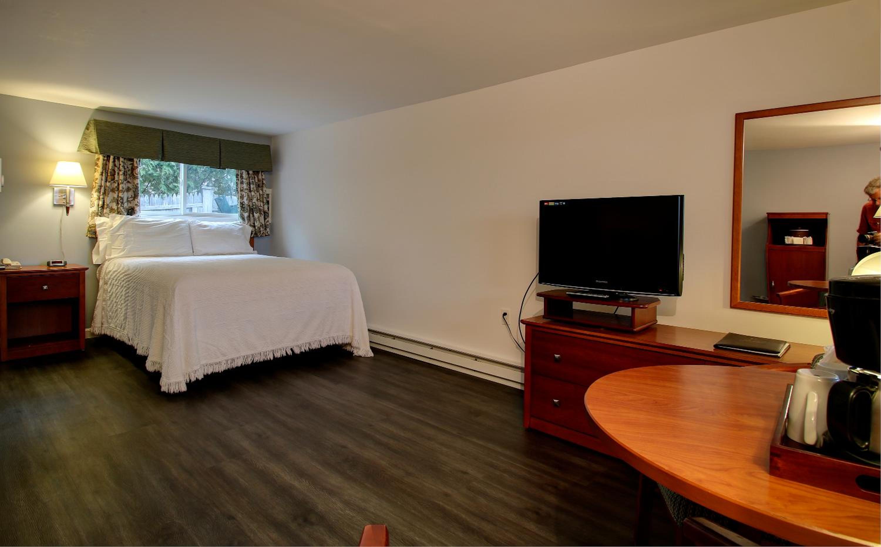 Queen Room - Disability Access - Court Motel Building photo 1