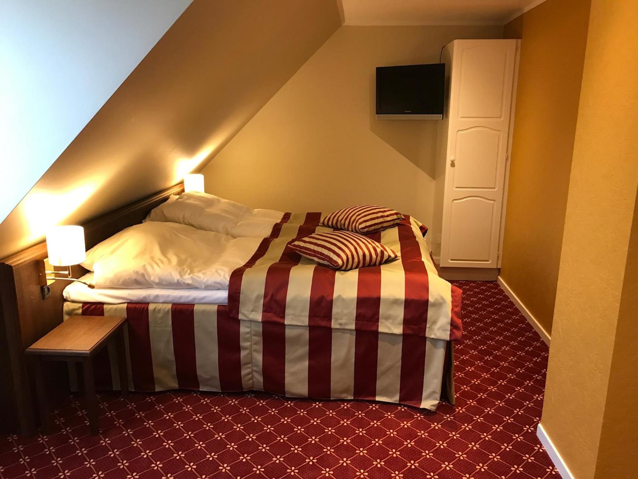 Double or Twin Room - Photo 4