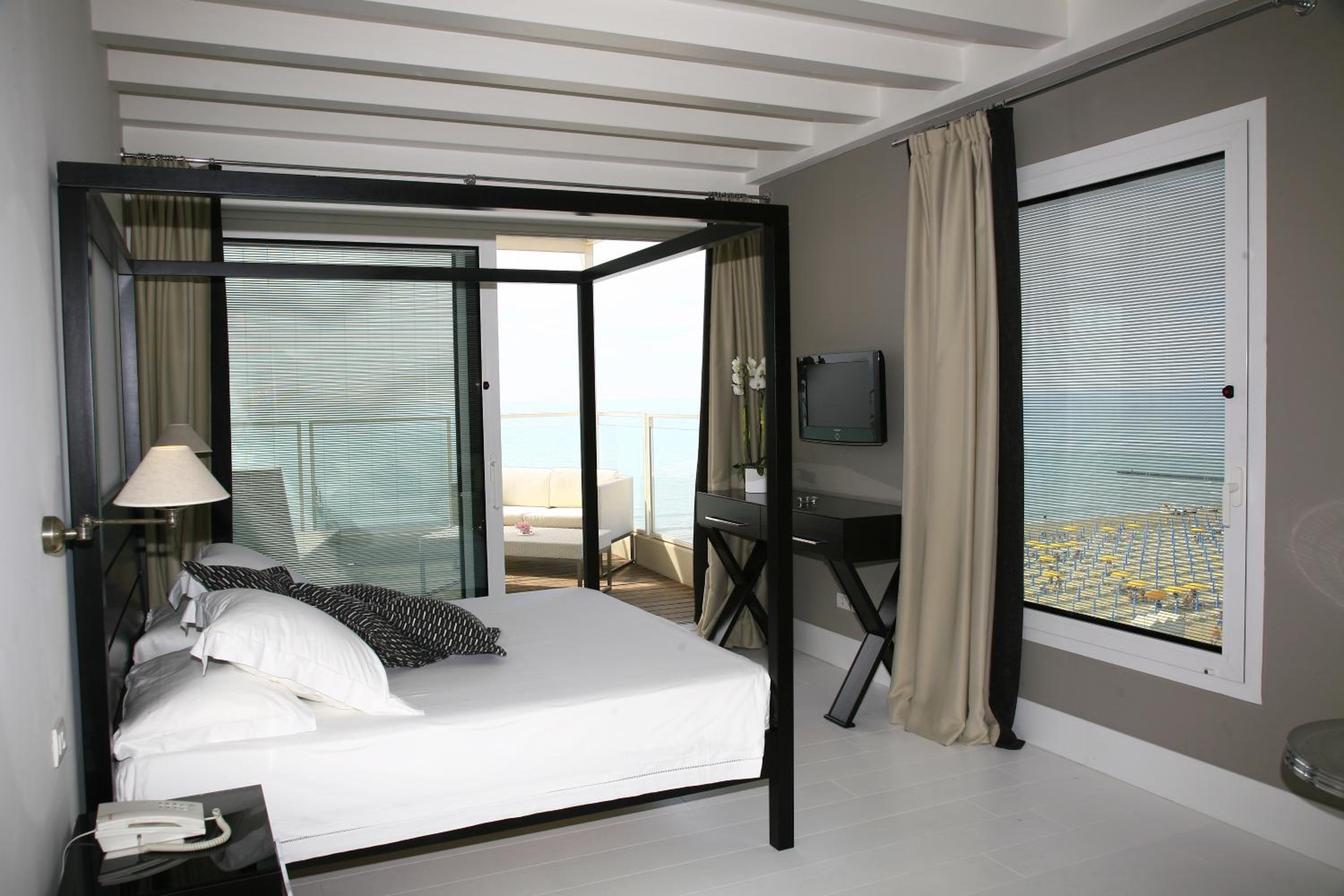 Deluxe Double Room with Terrace and Front Sea View