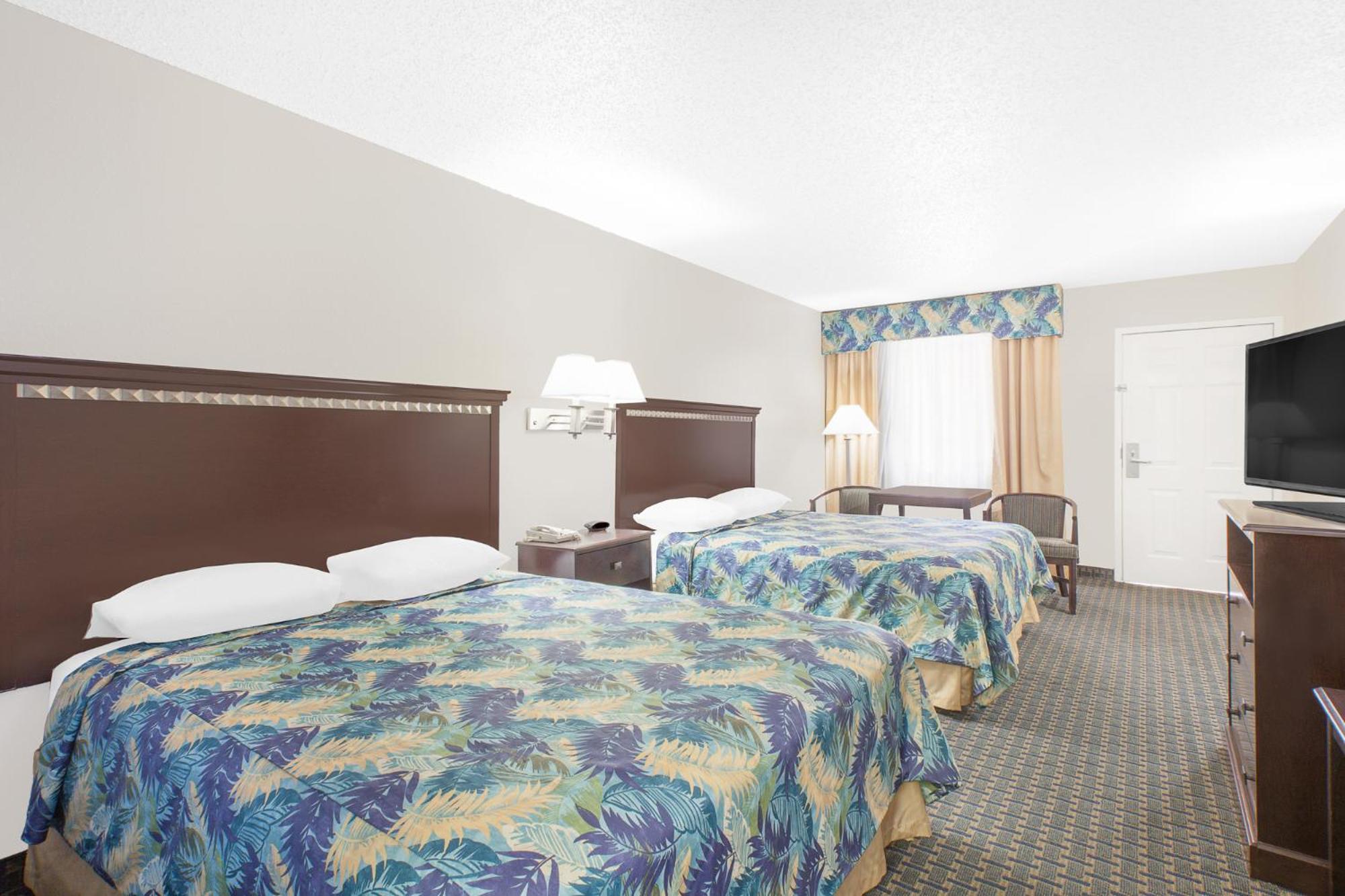Queen Room with Two Queen Beds - Non-Smoking - Photo 1