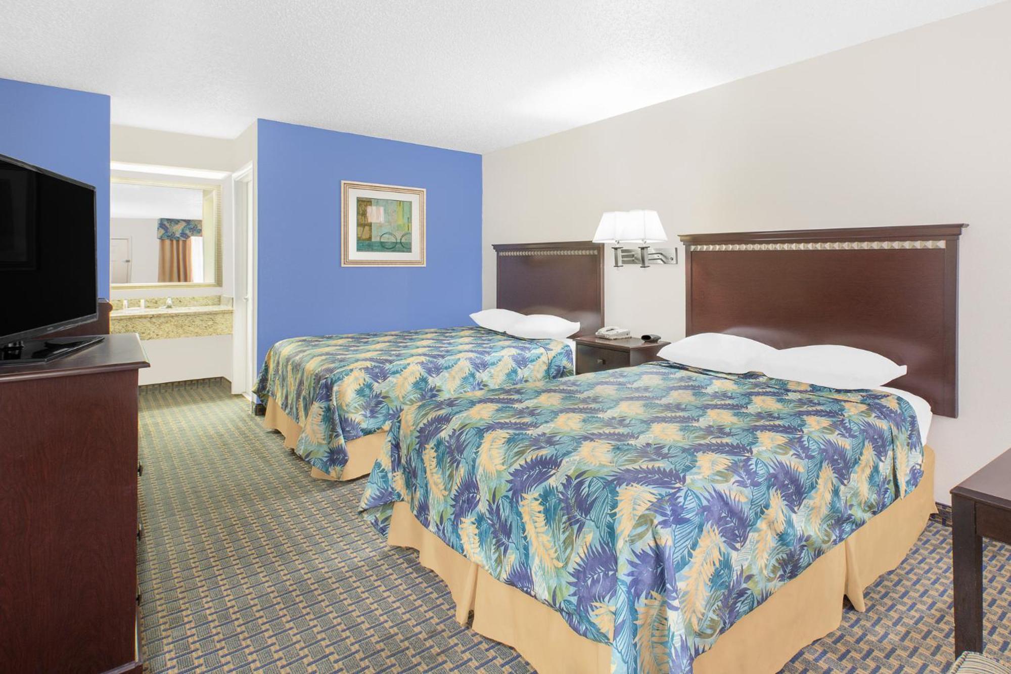 Queen Room with Two Queen Beds - Non-Smoking - Photo 4