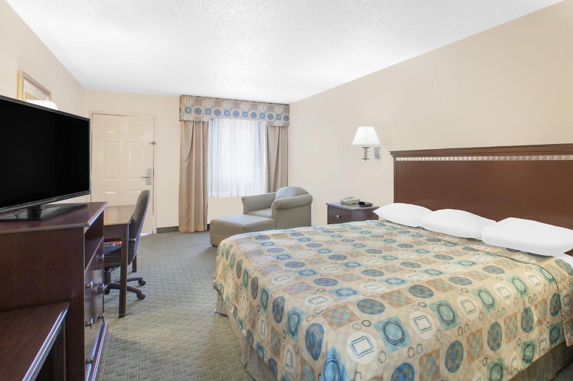 King Room - Non-Smoking - Photo 3