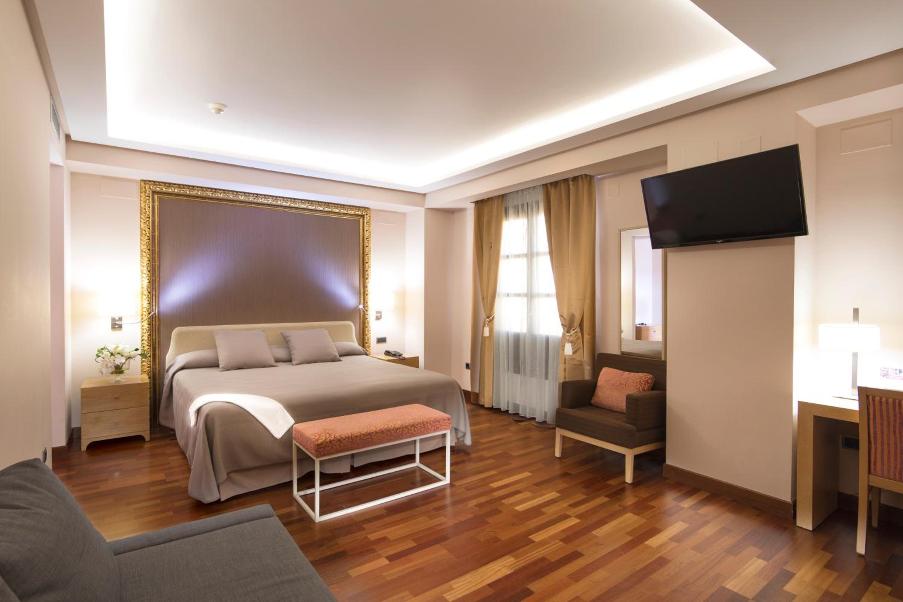 Deluxe King Room photo 2