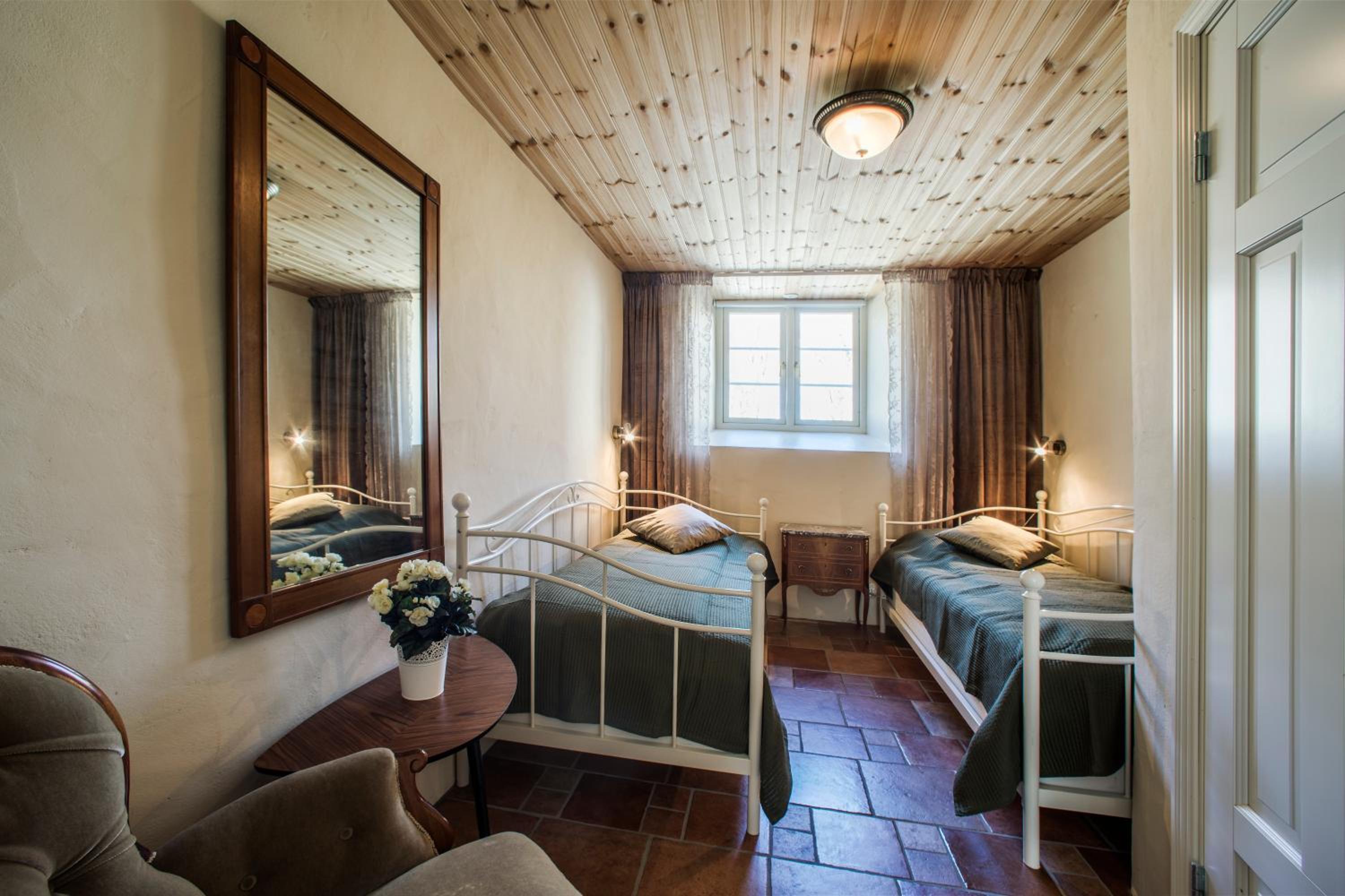 Twin Room with Private Bathroom photo 3